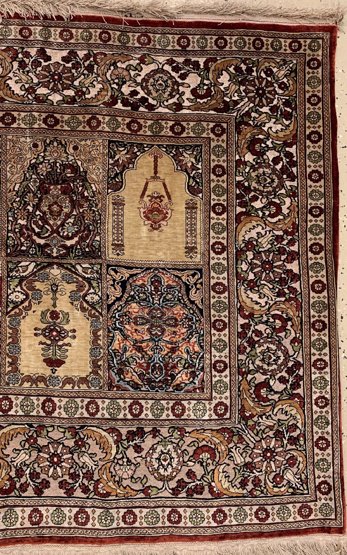 Detail a: Feiner signierter Seiden Hereke alt, Türkei, um 1930/1940, reine Naturseide, Metallbroschiert, ca. 134 x 90 cm, EHZ:2(guter Zustand).