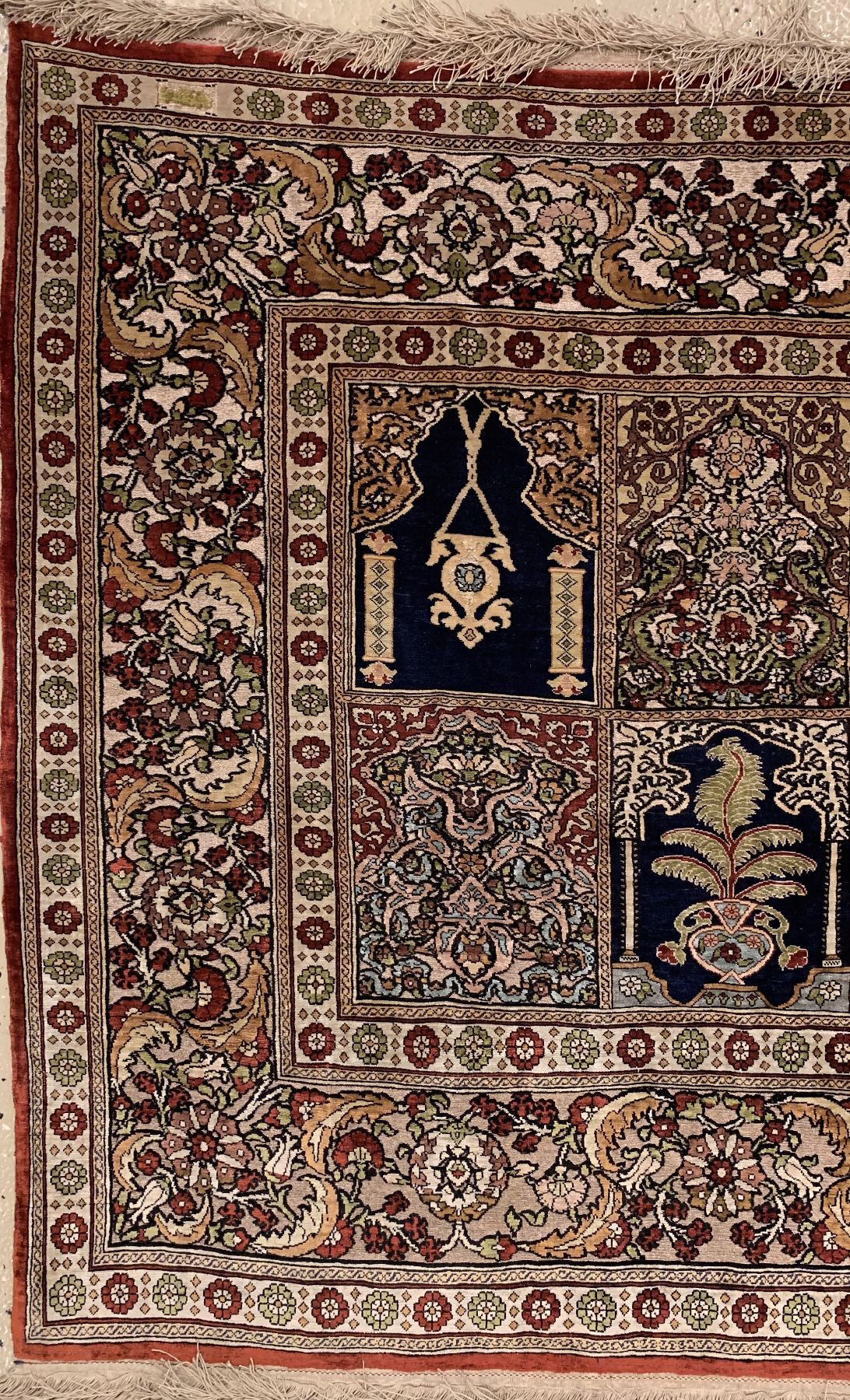 Detail b: Feiner signierter Seiden Hereke alt, Türkei, um 1930/1940, reine Naturseide, Metallbroschiert, ca. 134 x 90 cm, EHZ:2(guter Zustand).
