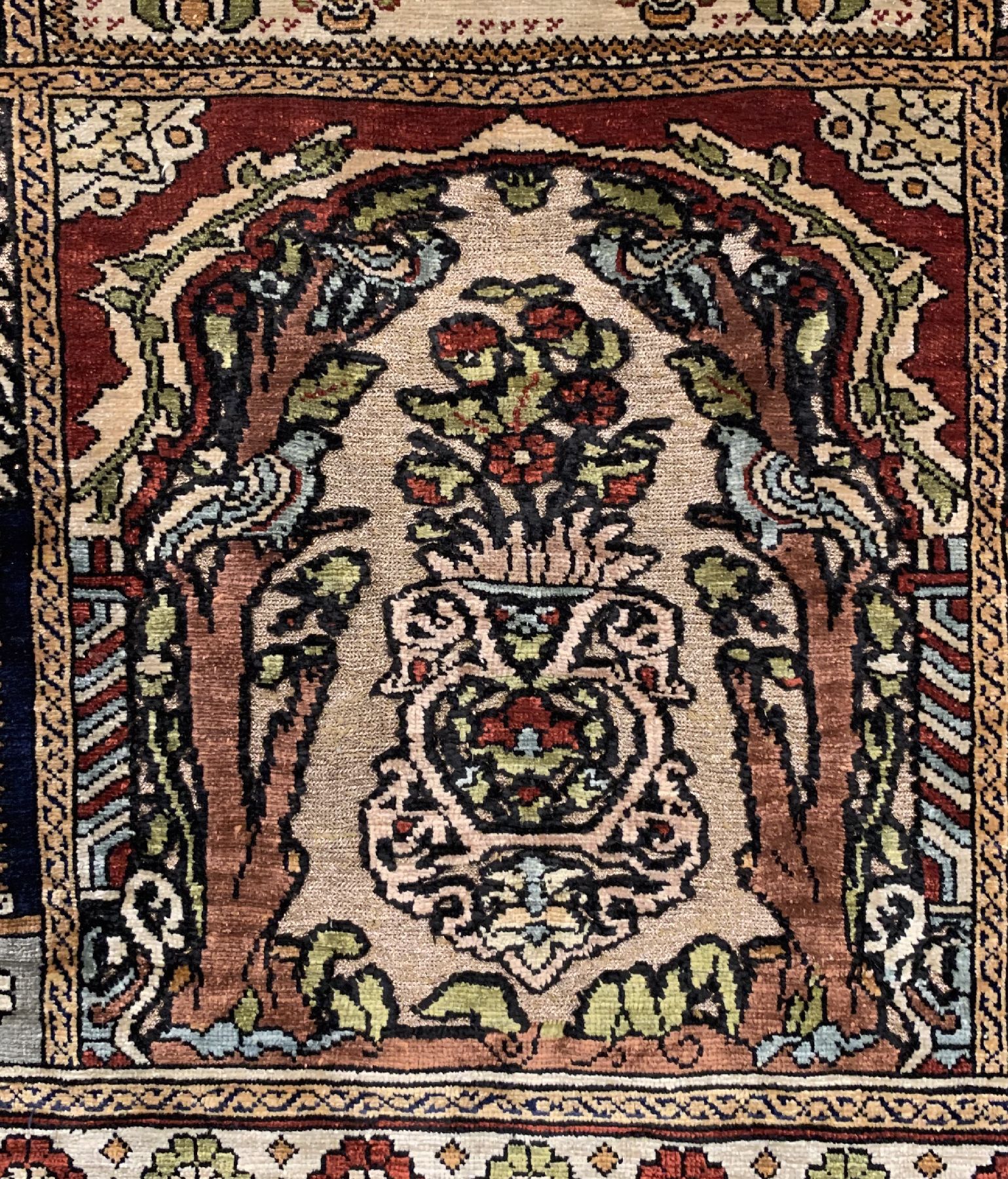 Detail c: Feiner signierter Seiden Hereke alt, Türkei, um 1930/1940, reine Naturseide, Metallbroschiert, ca. 134 x 90 cm, EHZ:2(guter Zustand).