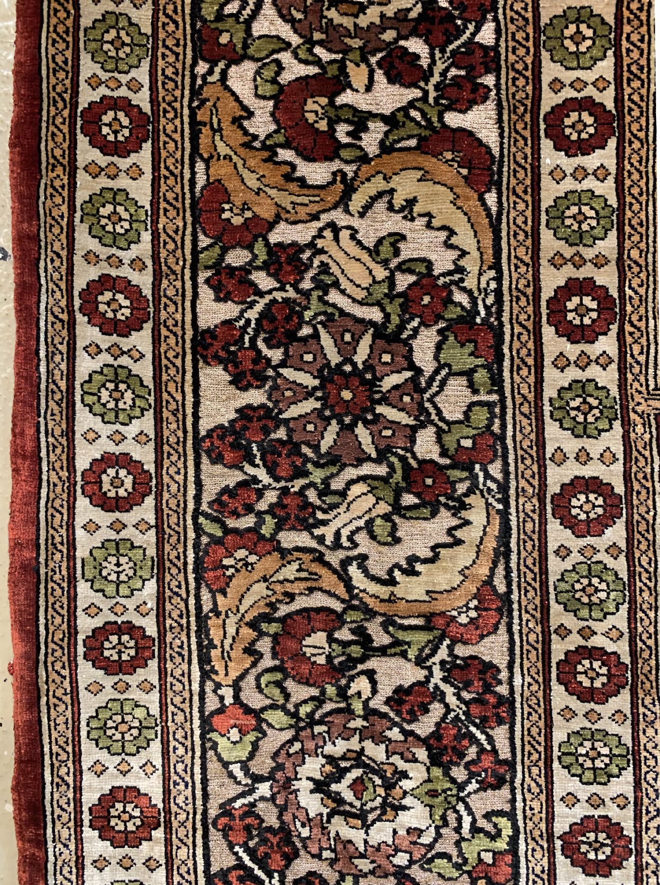 Detail d: Feiner signierter Seiden Hereke alt, Türkei, um 1930/1940, reine Naturseide, Metallbroschiert, ca. 134 x 90 cm, EHZ:2(guter Zustand).