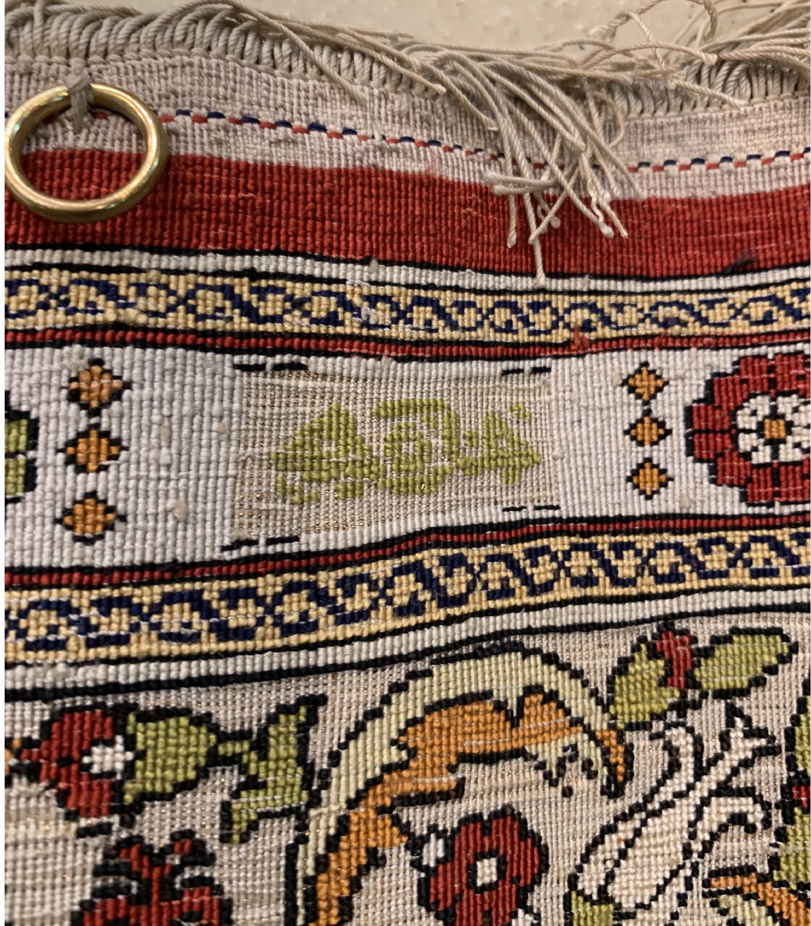 Detail e: Feiner signierter Seiden Hereke alt, Türkei, um 1930/1940, reine Naturseide, Metallbroschiert, ca. 134 x 90 cm, EHZ:2(guter Zustand).