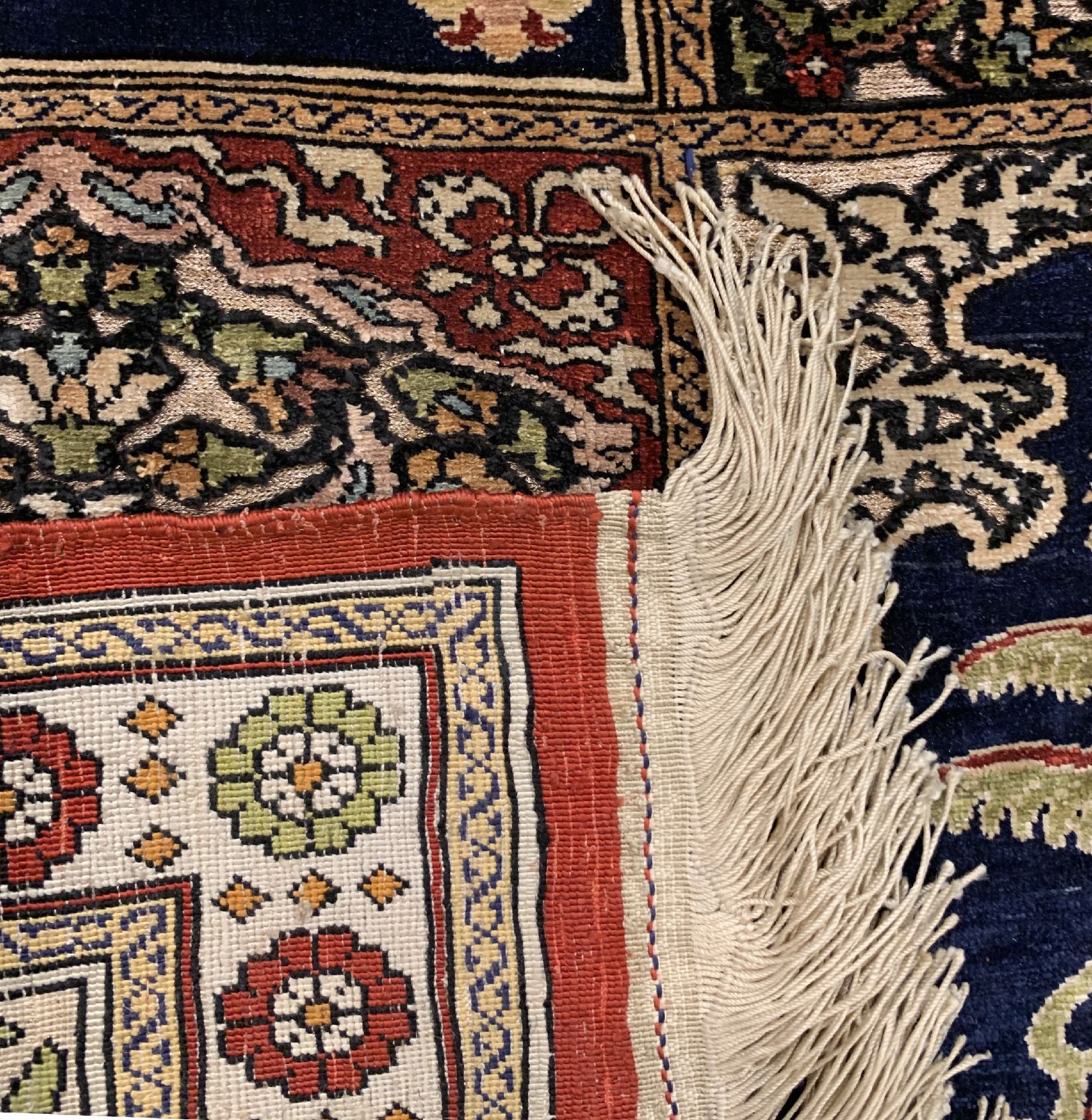 Detail g: Feiner signierter Seiden Hereke alt, Türkei, um 1930/1940, reine Naturseide, Metallbroschiert, ca. 134 x 90 cm, EHZ:2(guter Zustand).
