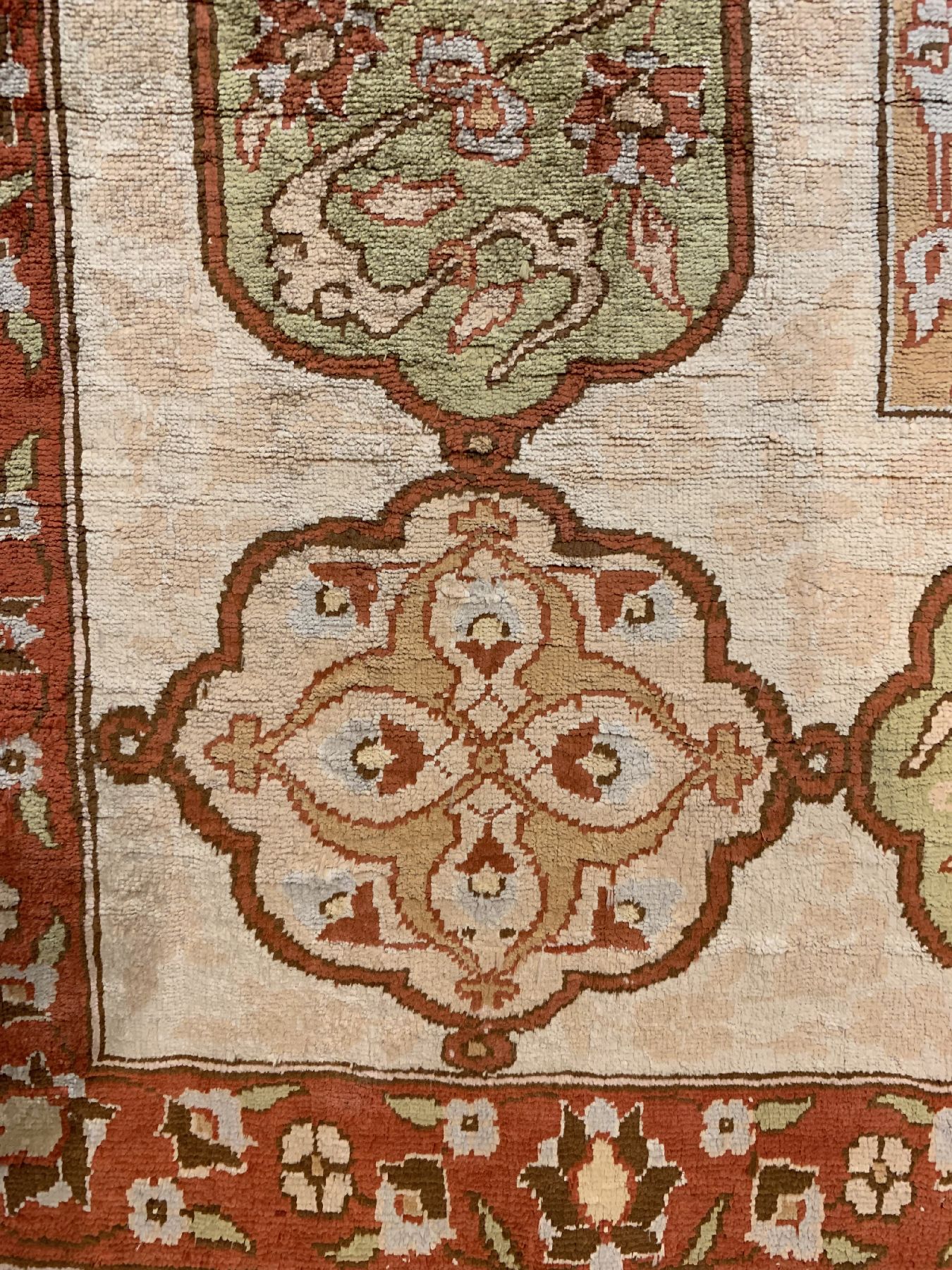 Detail b: Alter Seiden Hereke, Türkei, um 1920/1930, reine Naturseide, ausgefallenes Mihrab Motiv mit Inschrift in den Kartuschen, ca. 196 x 130cm, ...