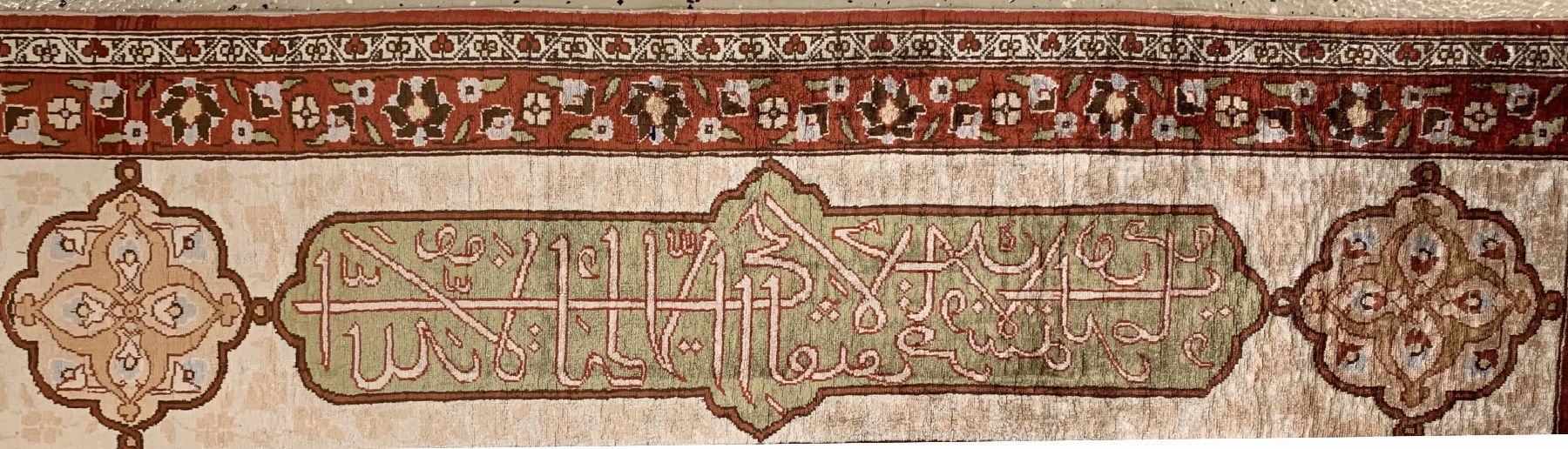 Detail d: Alter Seiden Hereke, Türkei, um 1920/1930, reine Naturseide, ausgefallenes Mihrab Motiv mit Inschrift in den Kartuschen, ca. 196 x 130cm, ...