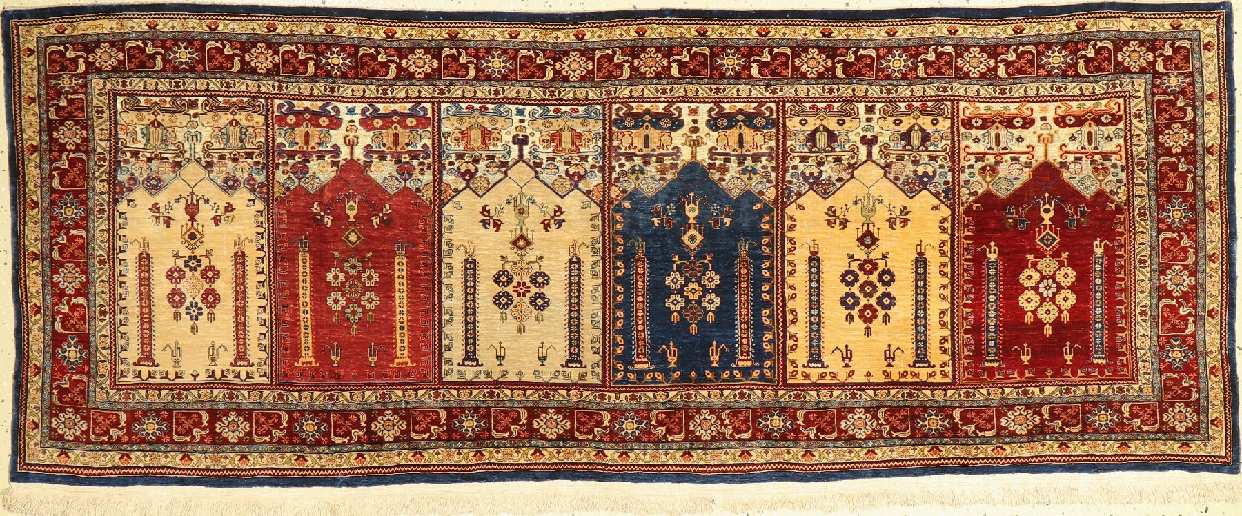 Feiner signierter Seiden Hereke alt, Türkei, um 1920/1930, reine Naturseide mit Silber und Gold Broschierungen, sehr ausgefallenes Saf Design, ca. ...