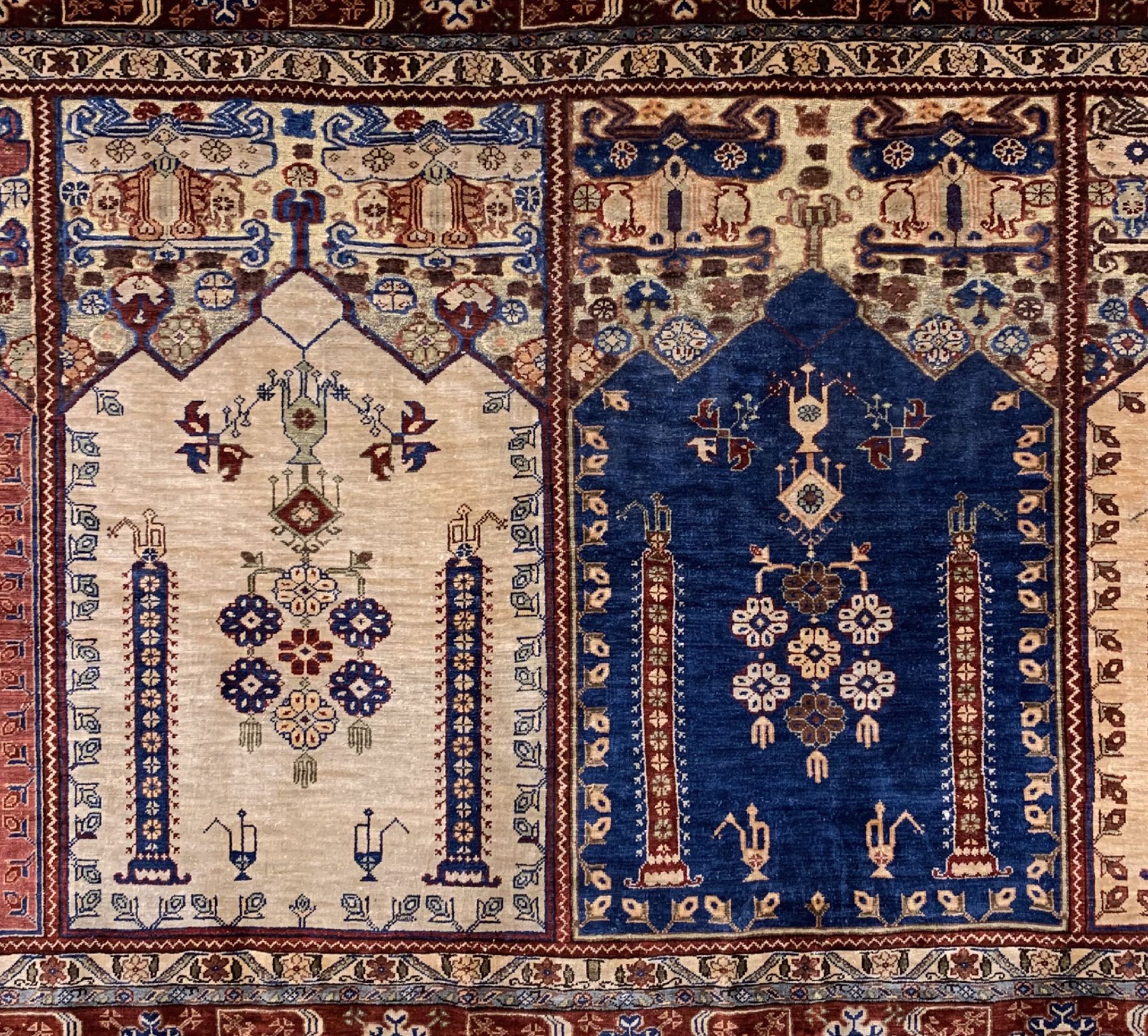 Detail b: Feiner signierter Seiden Hereke alt, Türkei, um 1920/1930, reine Naturseide mit Silber und Gold Broschierungen, sehr ausgefallenes Saf Design, ca. ...