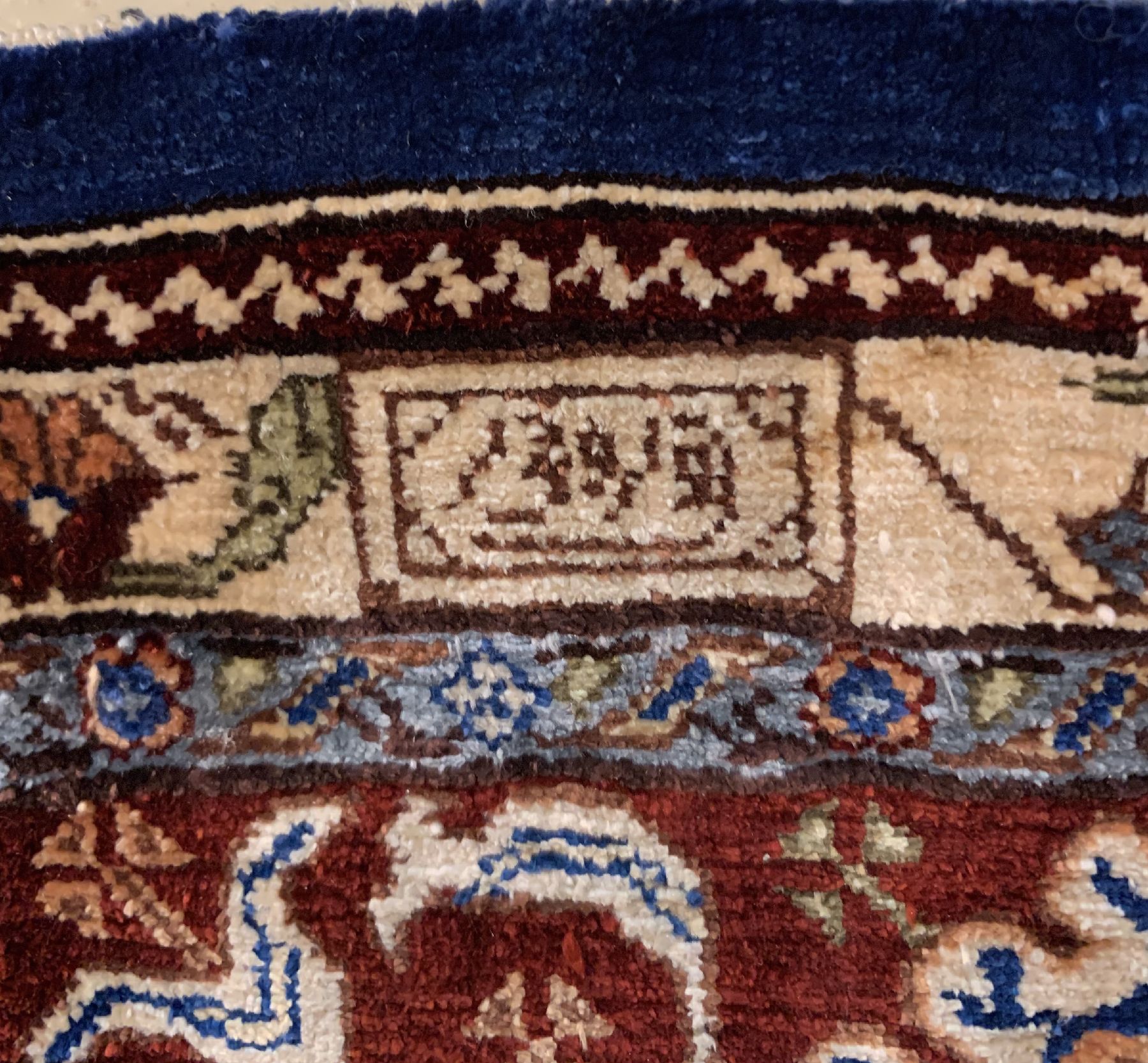 Detail f: Feiner signierter Seiden Hereke alt, Türkei, um 1920/1930, reine Naturseide mit Silber und Gold Broschierungen, sehr ausgefallenes Saf Design, ca. ...
