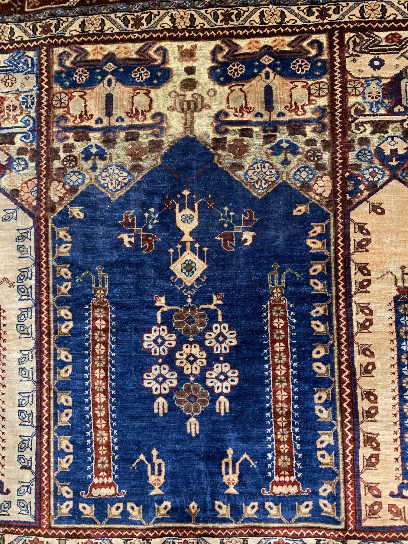 Detail h: Feiner signierter Seiden Hereke alt, Türkei, um 1920/1930, reine Naturseide mit Silber und Gold Broschierungen, sehr ausgefallenes Saf Design, ca. ...