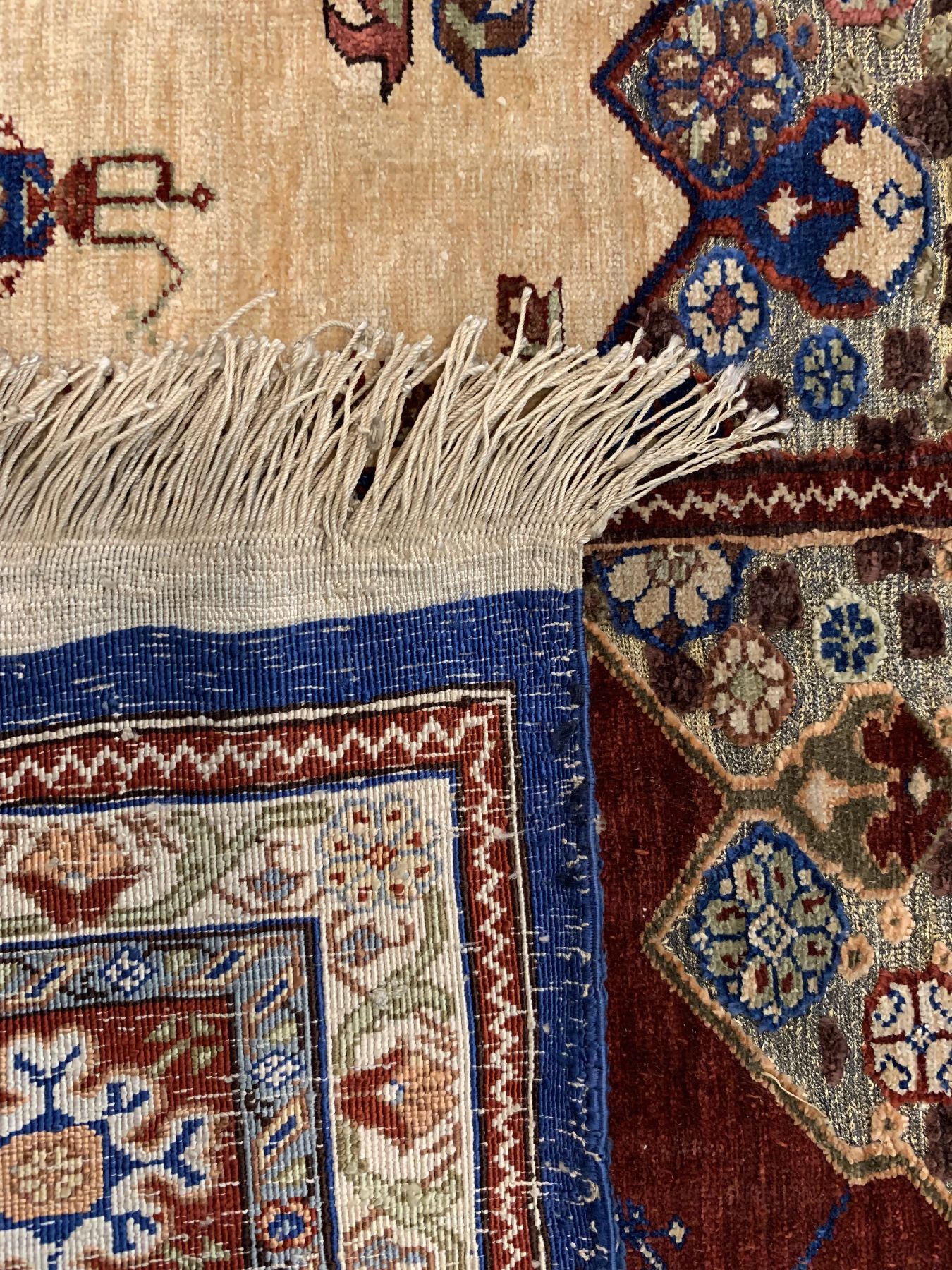 Detail i: Feiner signierter Seiden Hereke alt, Türkei, um 1920/1930, reine Naturseide mit Silber und Gold Broschierungen, sehr ausgefallenes Saf Design, ca. ...