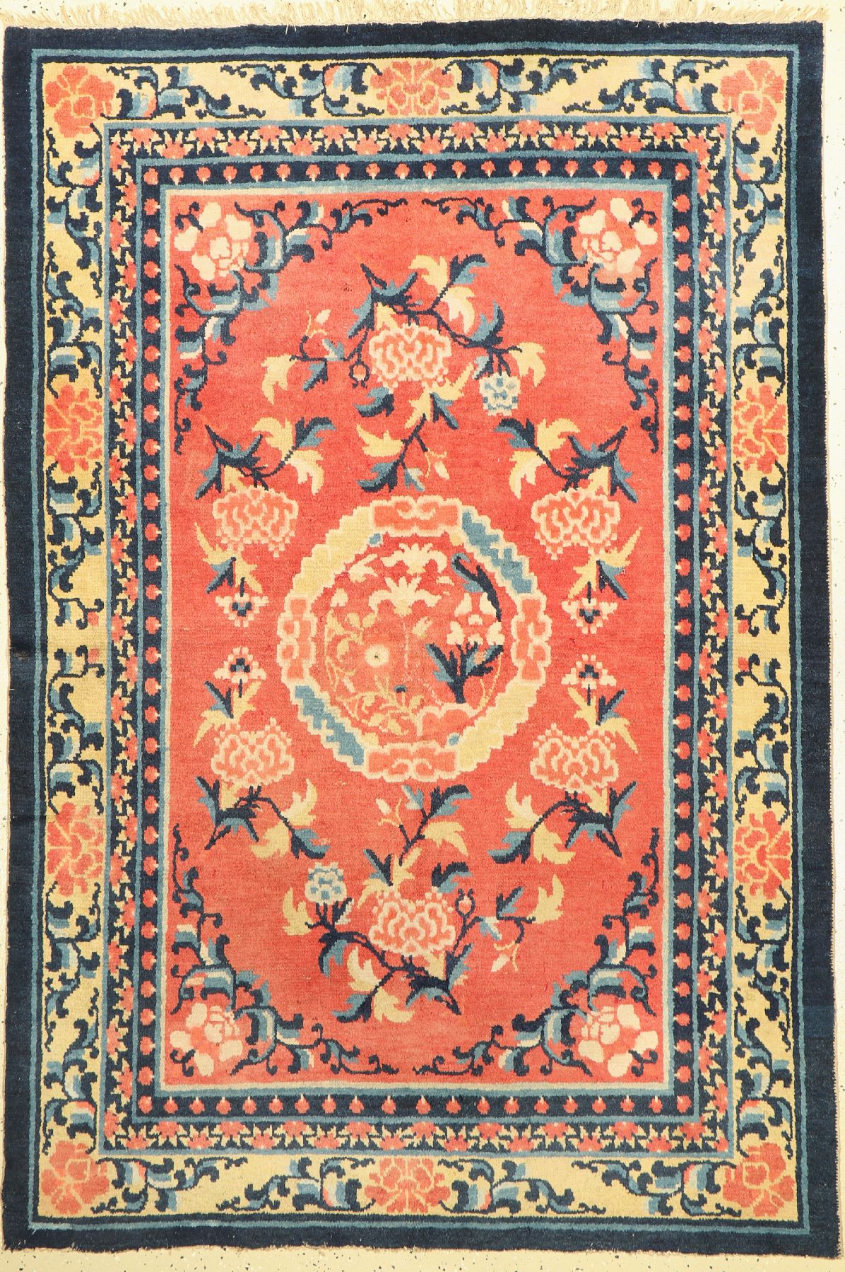 Antiker Hing-Hsia, Westchina, 19 Jhd., Wolle geknüpft auf Baumwolle, seltener rotgrundiger Ning-Hsia mit Blumenmuster, ca. 195 x 133 cm, ...