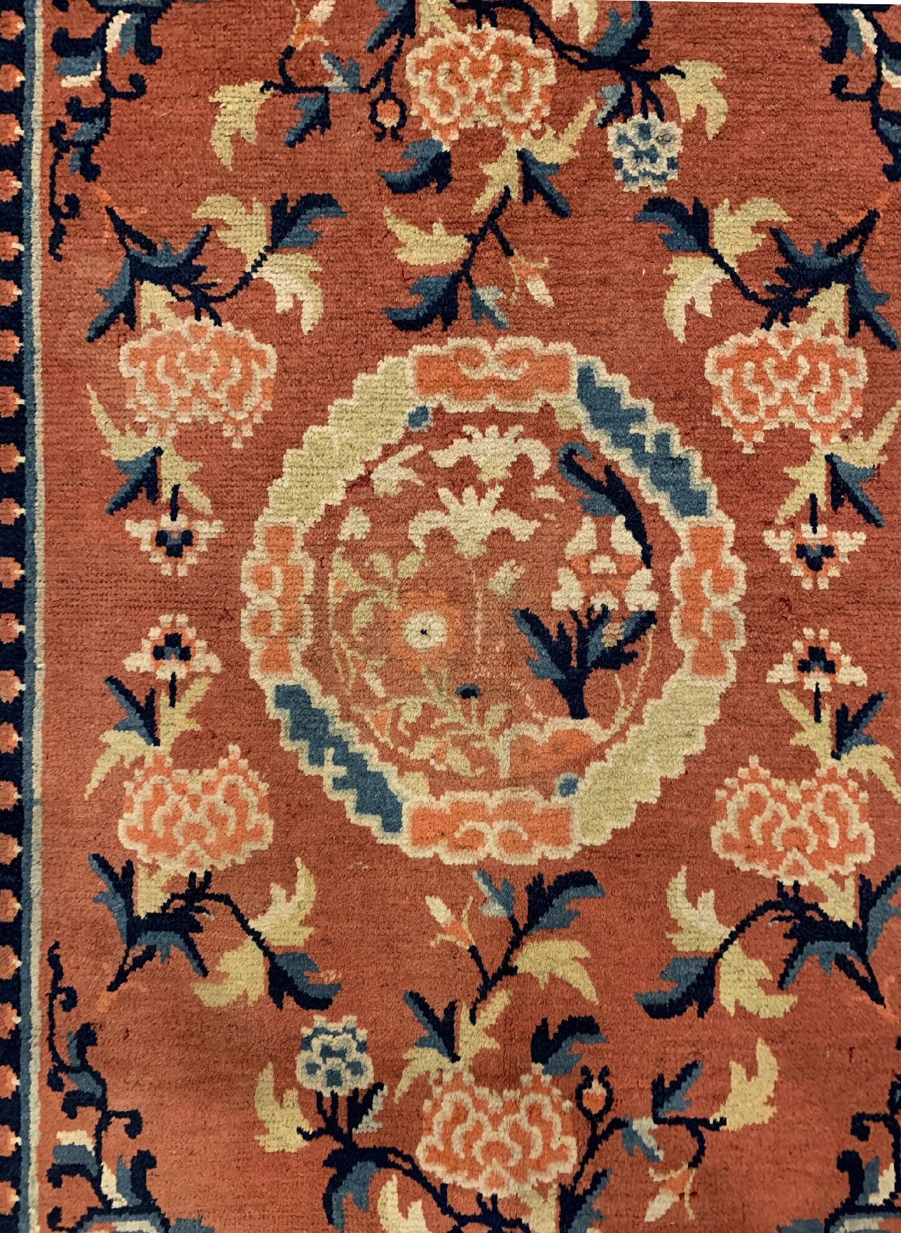 Detail a: Antiker Hing-Hsia, Westchina, 19 Jhd., Wolle geknüpft auf Baumwolle, seltener rotgrundiger Ning-Hsia mit Blumenmuster, ca. 195 x 133 cm, ...