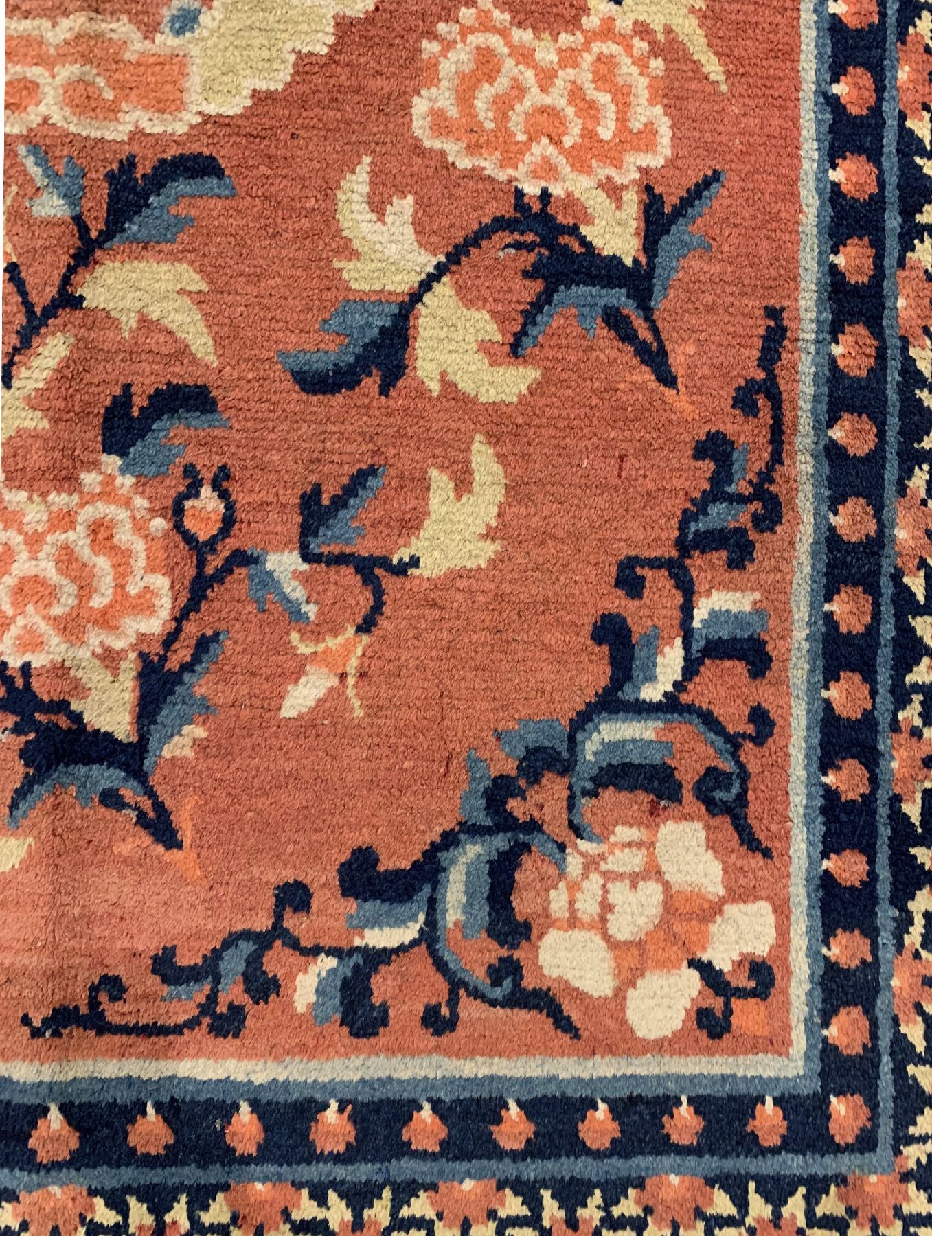 Detail b: Antiker Hing-Hsia, Westchina, 19 Jhd., Wolle geknüpft auf Baumwolle, seltener rotgrundiger Ning-Hsia mit Blumenmuster, ca. 195 x 133 cm, ...