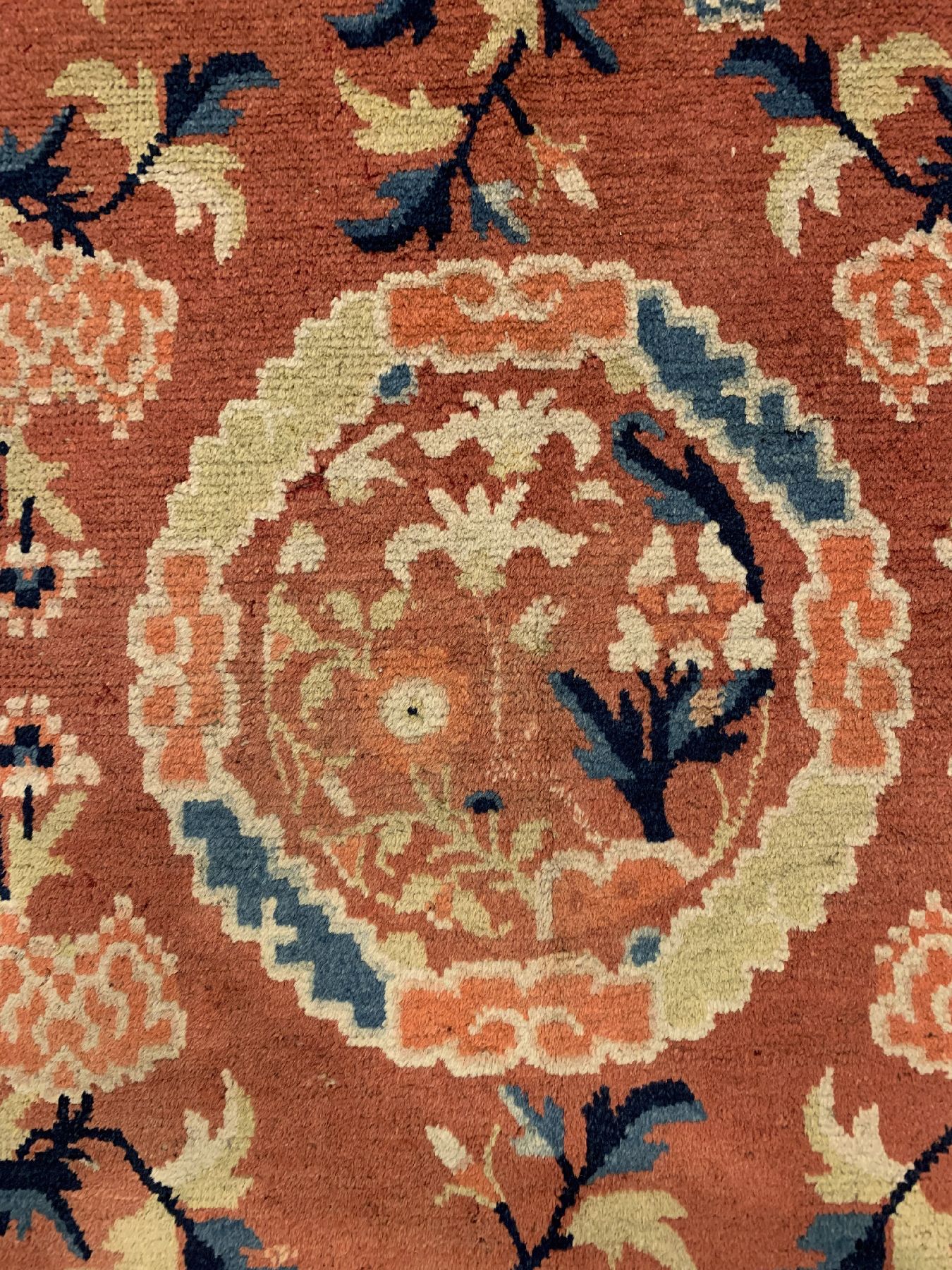 Detail c: Antiker Hing-Hsia, Westchina, 19 Jhd., Wolle geknüpft auf Baumwolle, seltener rotgrundiger Ning-Hsia mit Blumenmuster, ca. 195 x 133 cm, ...