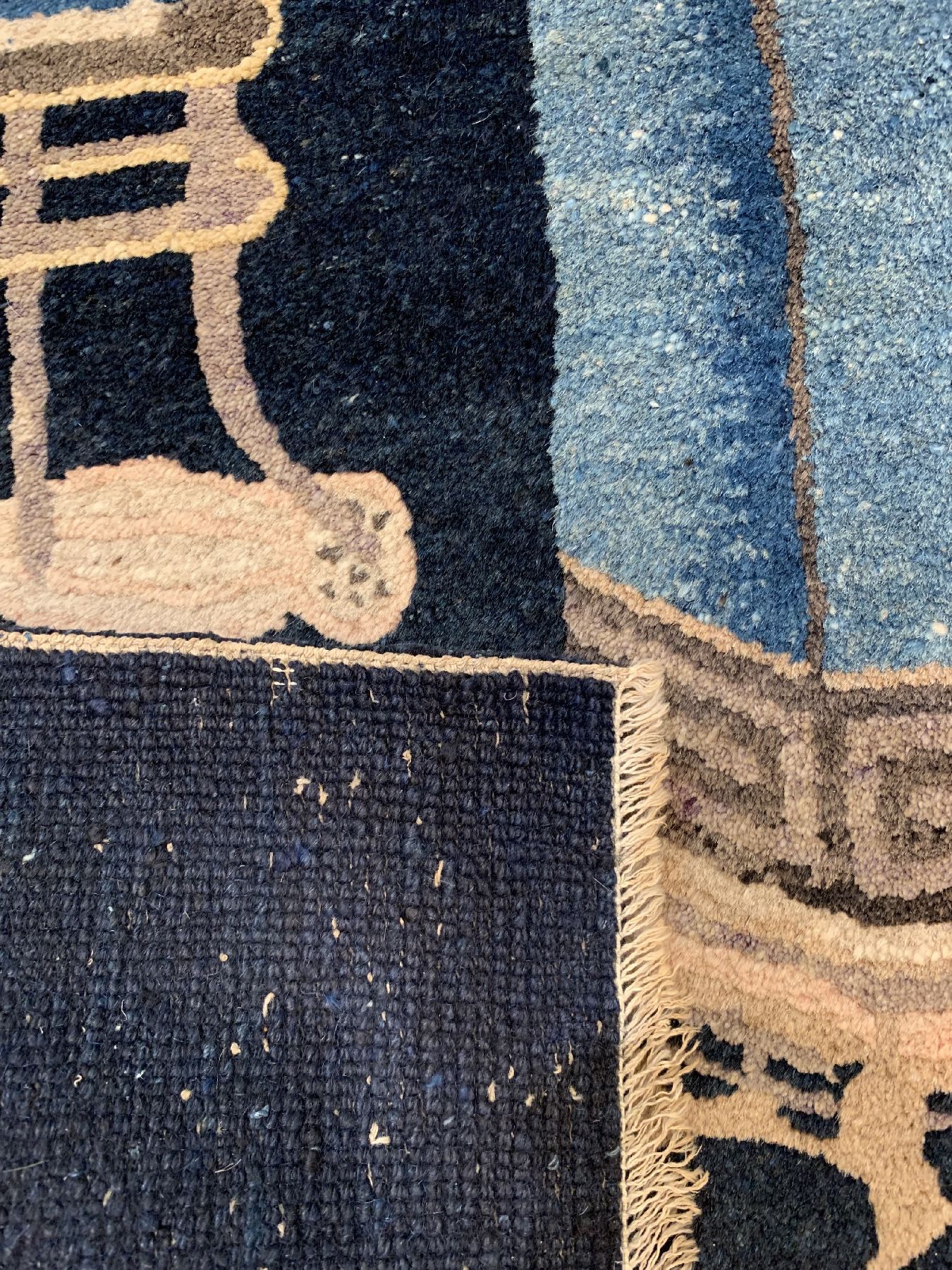 Detail c: Pao Tow antik, China, um 1900, Wolle geknüpft auf Baumwolle, ca. 116 x 70 cm, EHZ: 2(guter Zustand).