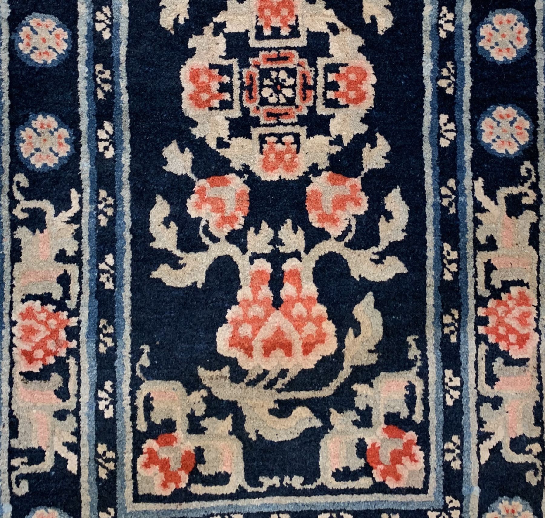 Detail a: Pao Tow antik, China, um 1900, Wolle geknüpft auf Baumwolle, ca. 132 x 74 cm, EHZ: 2(guter Zustand)
