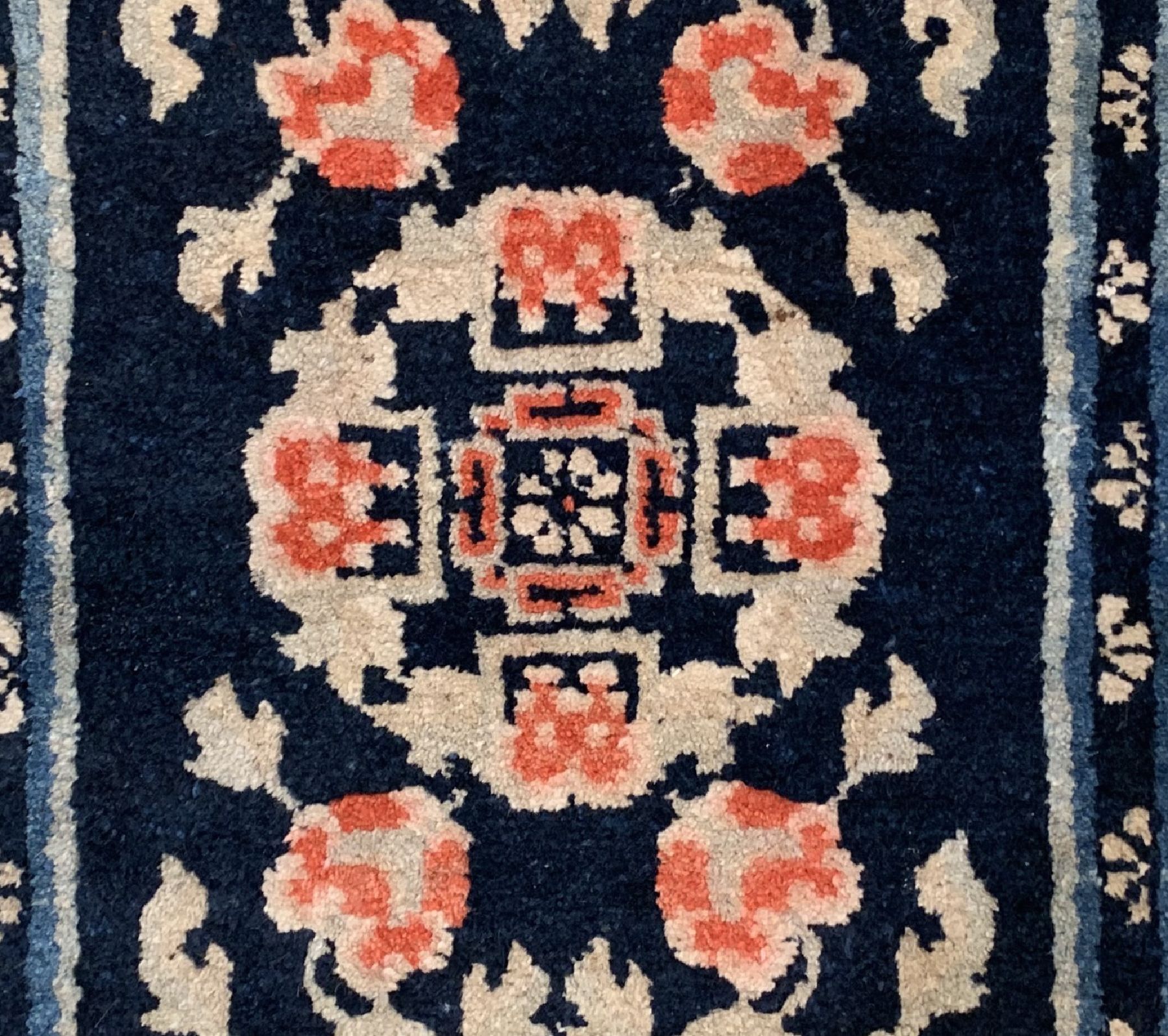 Detail b: Pao Tow antik, China, um 1900, Wolle geknüpft auf Baumwolle, ca. 132 x 74 cm, EHZ: 2(guter Zustand)