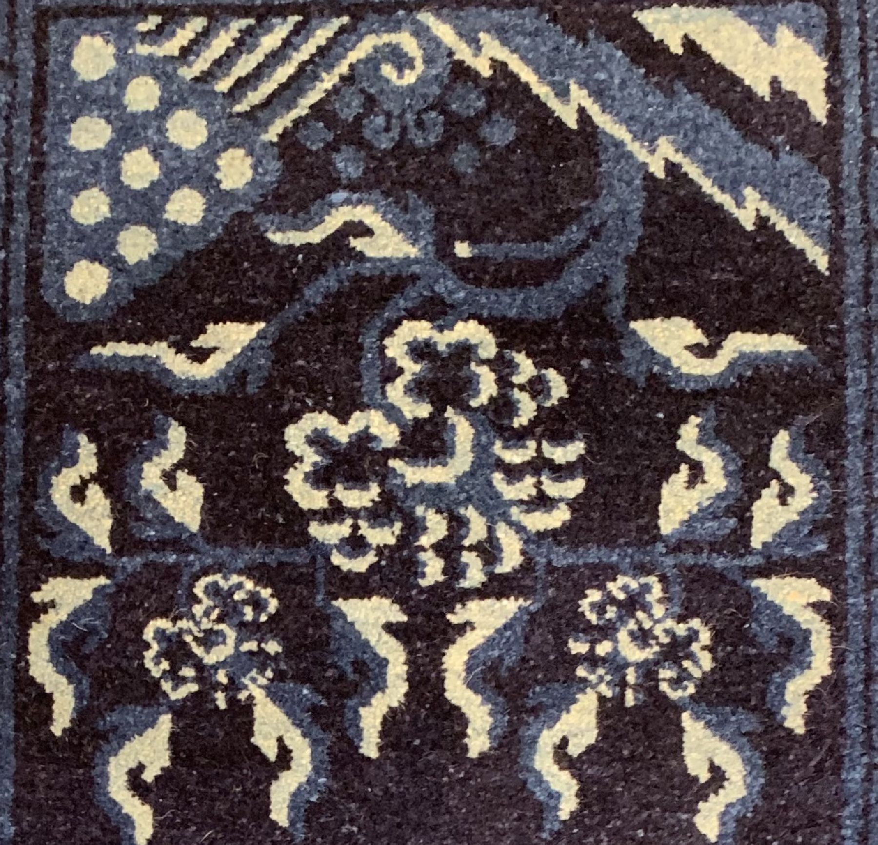 Detail a: Pao Tow antik, China, um 1910, Wolle geknüpft auf Baumwolle, ca. 127 x 68 cm EHZ:2(guter Zustand).