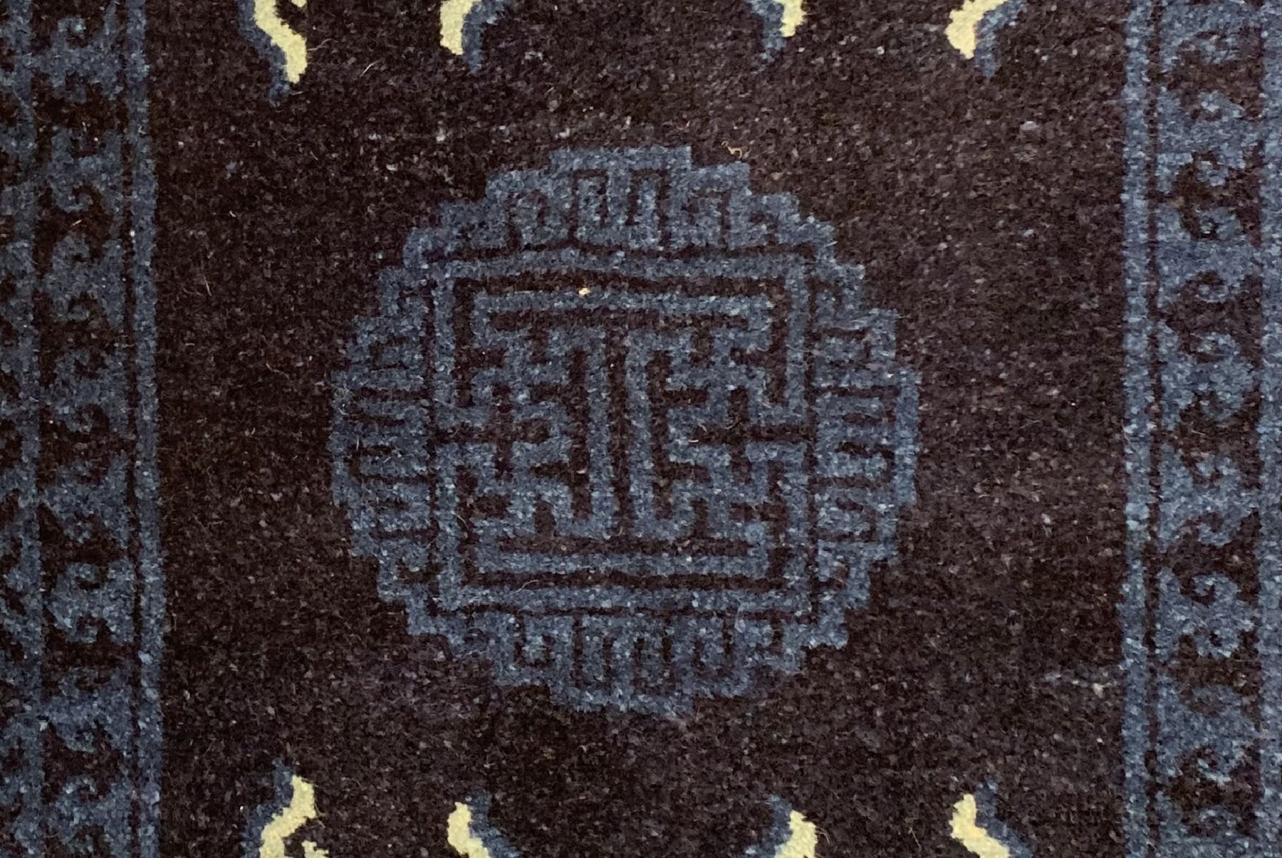 Detail b: Pao Tow antik, China, um 1910, Wolle geknüpft auf Baumwolle, ca. 127 x 68 cm EHZ:2(guter Zustand).