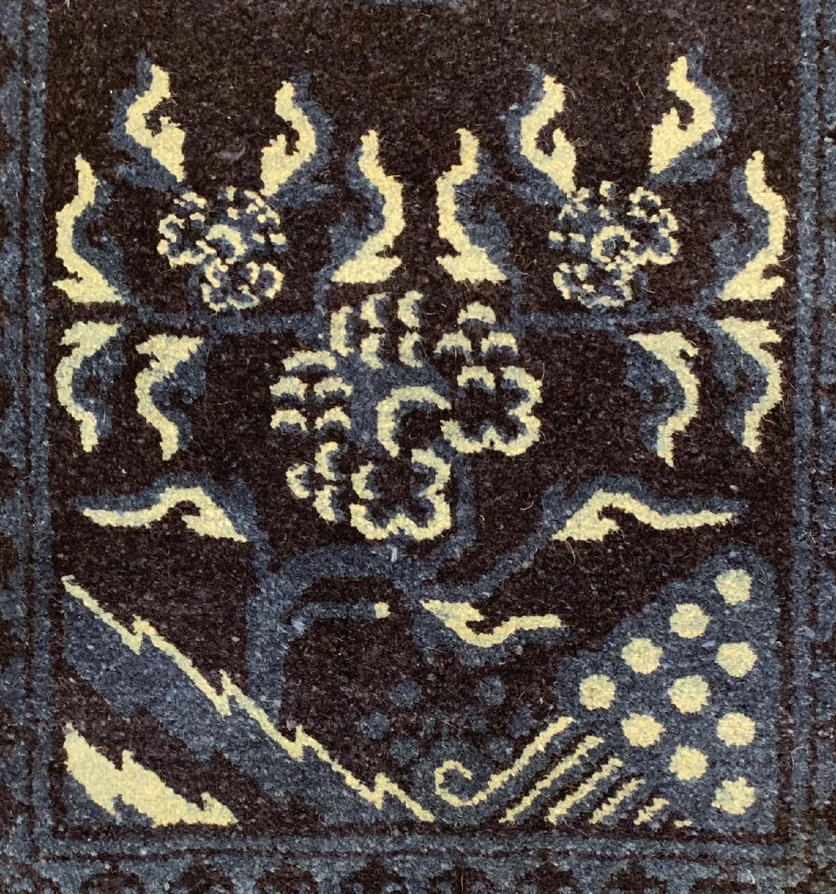 Detail c: Pao Tow antik, China, um 1910, Wolle geknüpft auf Baumwolle, ca. 127 x 68 cm EHZ:2(guter Zustand).