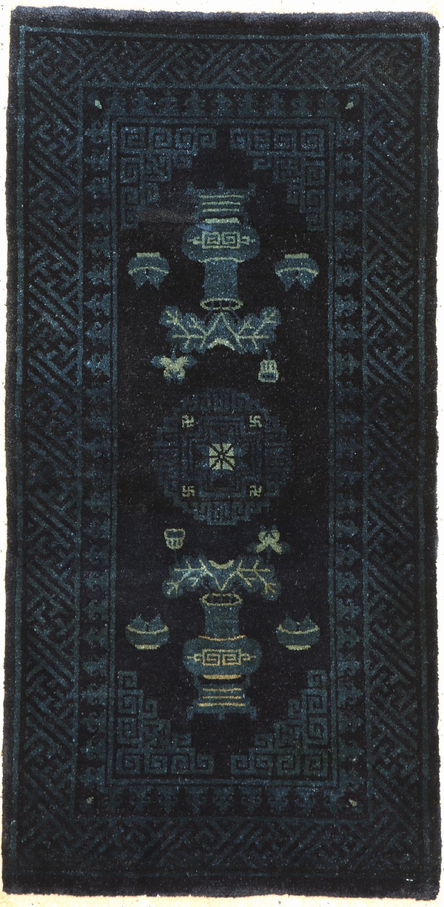 Pao Tow antik, China, um 1910, Wolle geknüpft auf Baumwolle, ca. 134 x 66 cm, EHZ: 2(guter Zustand).
