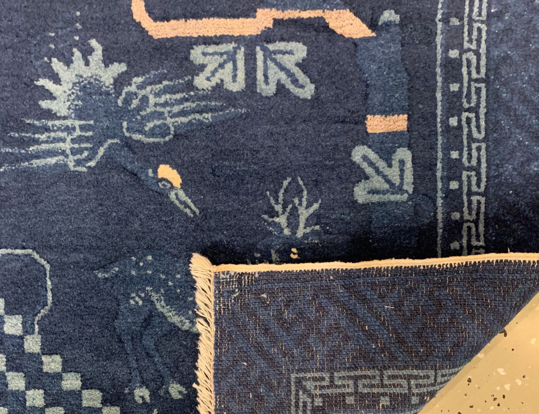 Detail c: Pao Tow antik, China, um 1910, Wolle geknüpft auf Baumwolle, ca. 115 x 59 cm, EHZ: 2(guter Zustand).
