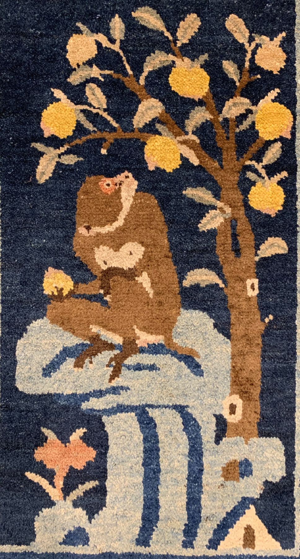 Detail b: Pao Tow antik, China, um 1910, Wolle geknüpft auf Baumwolle, ca. 116 x 64 cm, EHZ: 2(guter Zustand).