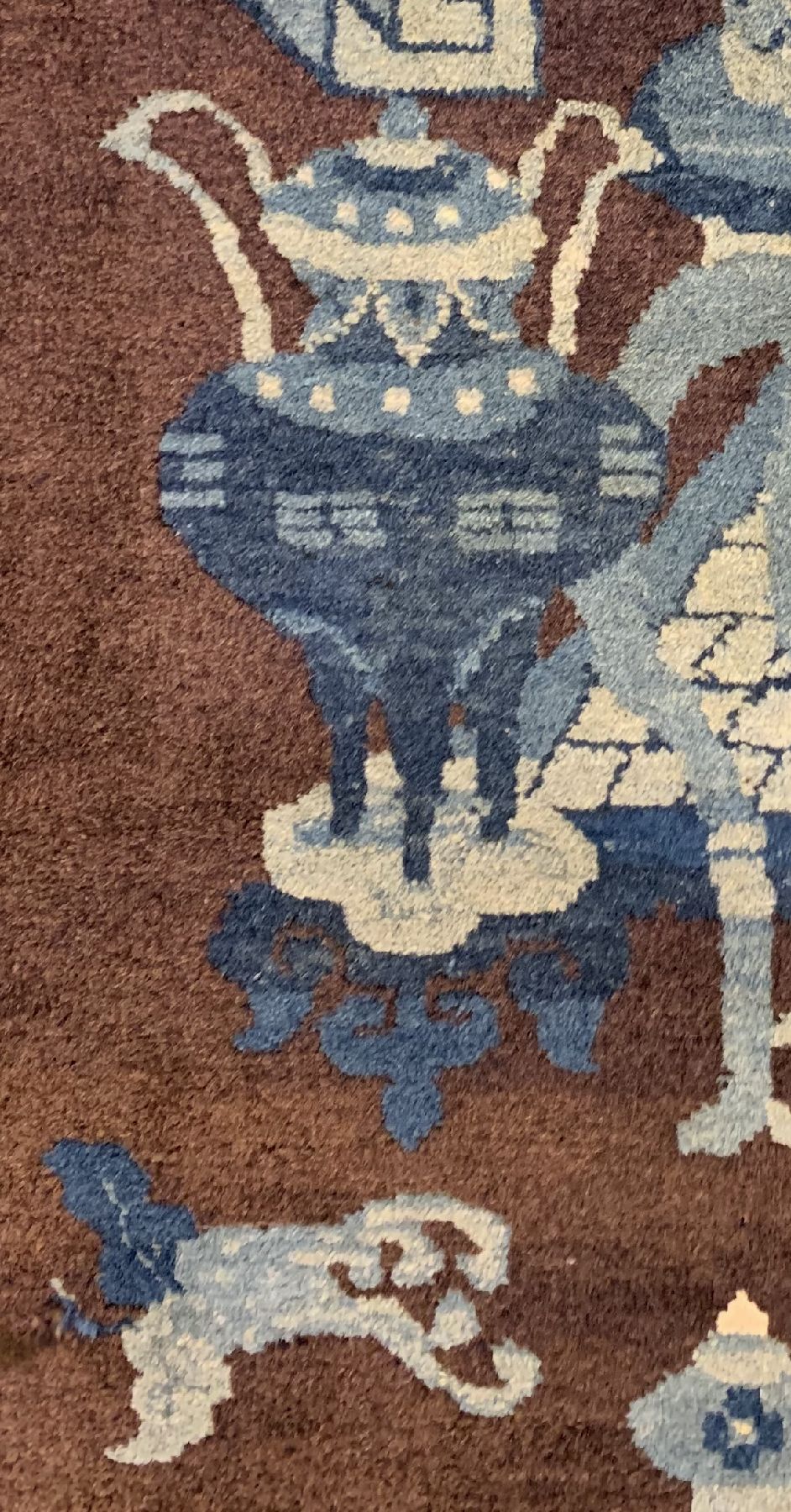 Detail b: Pao Tow antik, China, um 1910, Wolle geknüpft auf Baumwolle, ca. 144 x 78 cm, EHZ: 2(guter Zustand).