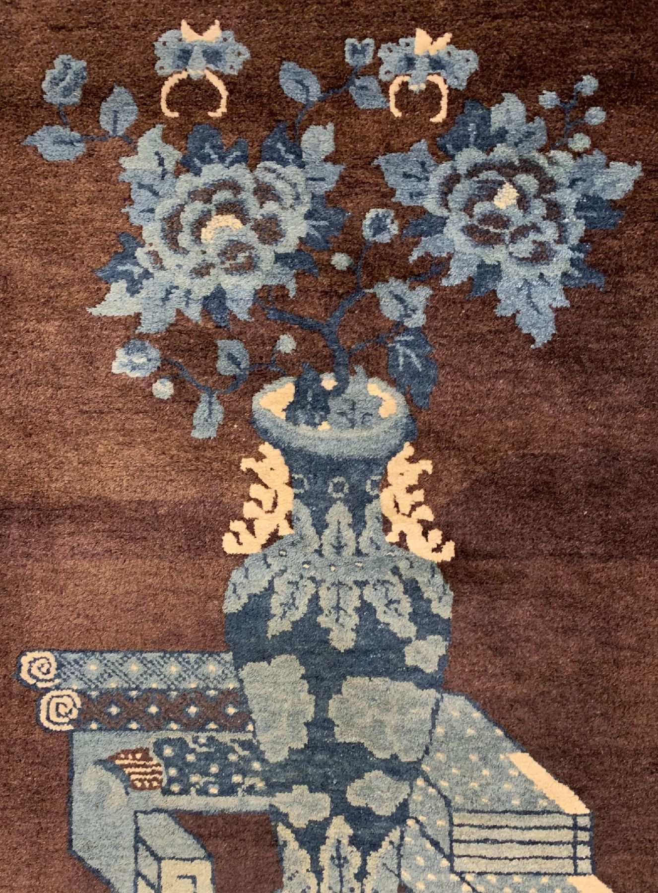 Detail c: Pao Tow antik, China, um 1910, Wolle geknüpft auf Baumwolle, ca. 144 x 78 cm, EHZ: 2(guter Zustand).