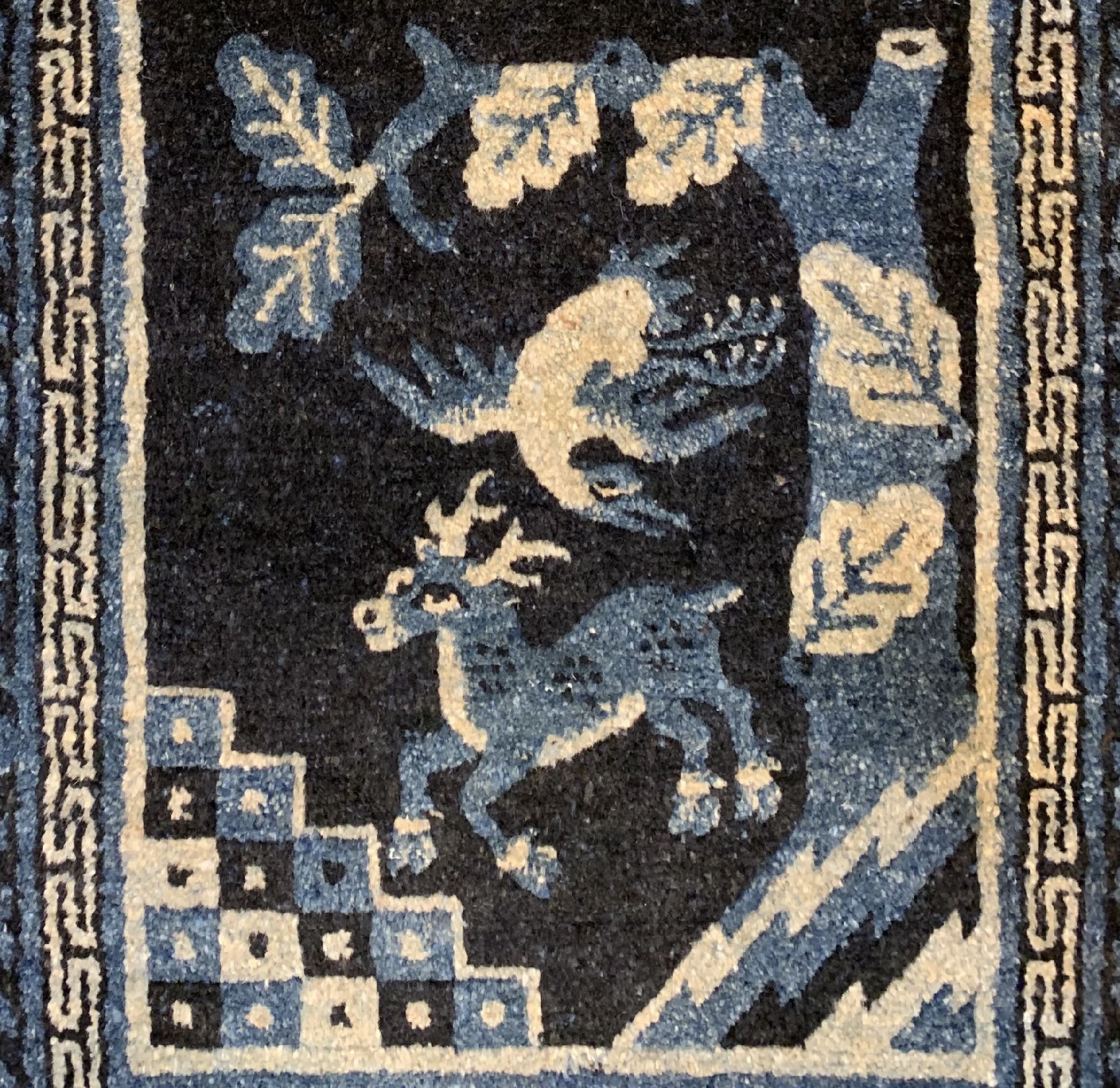 Detail a: Pao Tow antik, China, um 1910, Wolle geknüpft auf Baumwolle, ca. 123 x 66 cm, EHZ: 2(guter Zustand).