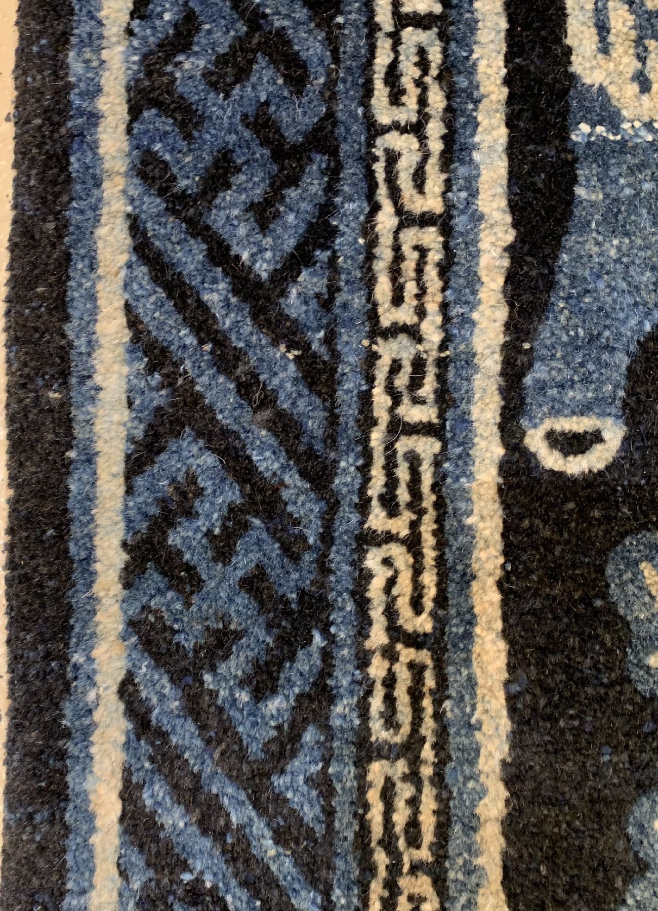 Detail b: Pao Tow antik, China, um 1910, Wolle geknüpft auf Baumwolle, ca. 123 x 66 cm, EHZ: 2(guter Zustand).