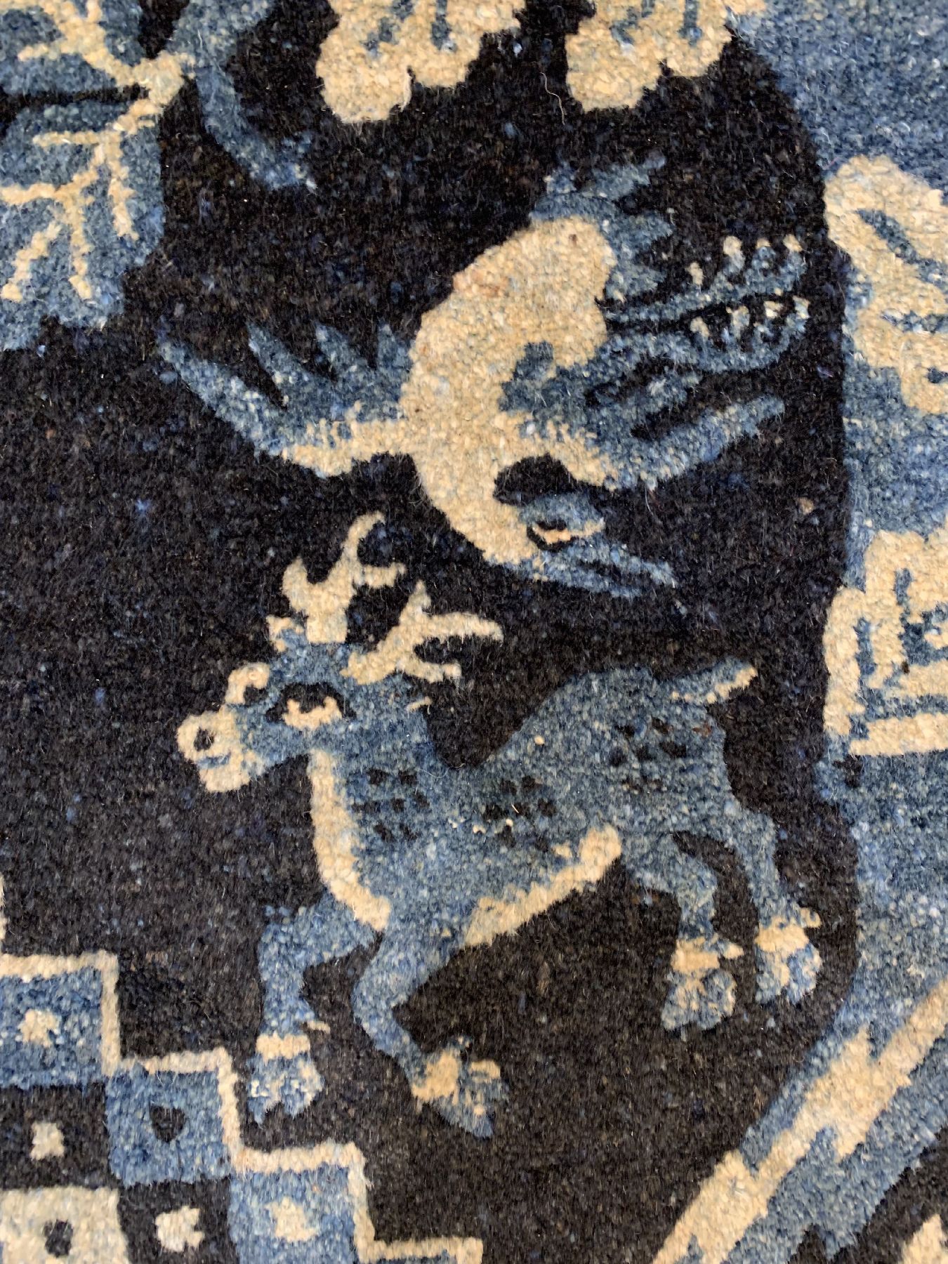 Detail c: Pao Tow antik, China, um 1910, Wolle geknüpft auf Baumwolle, ca. 123 x 66 cm, EHZ: 2(guter Zustand).