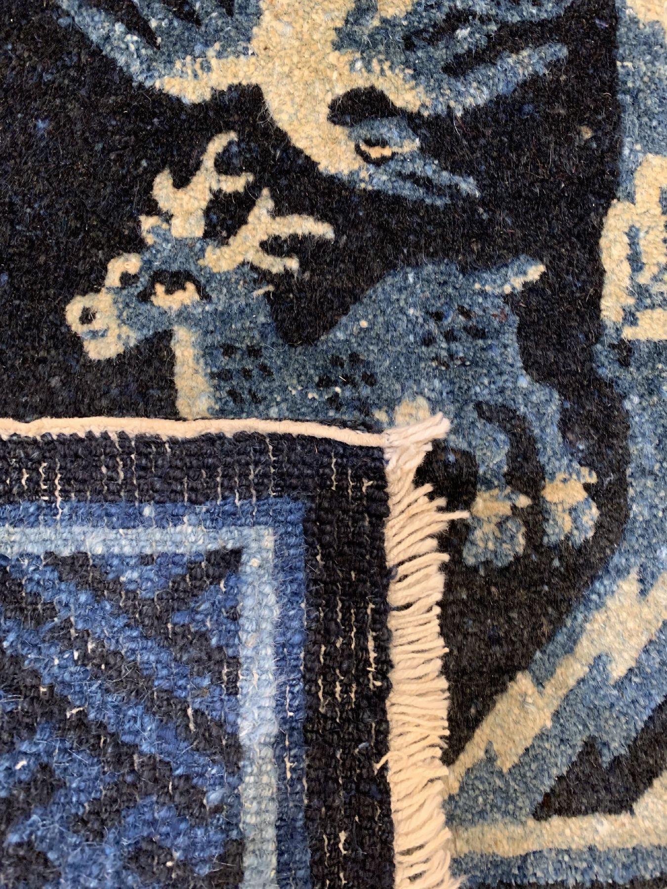 Detail d: Pao Tow antik, China, um 1910, Wolle geknüpft auf Baumwolle, ca. 123 x 66 cm, EHZ: 2(guter Zustand).