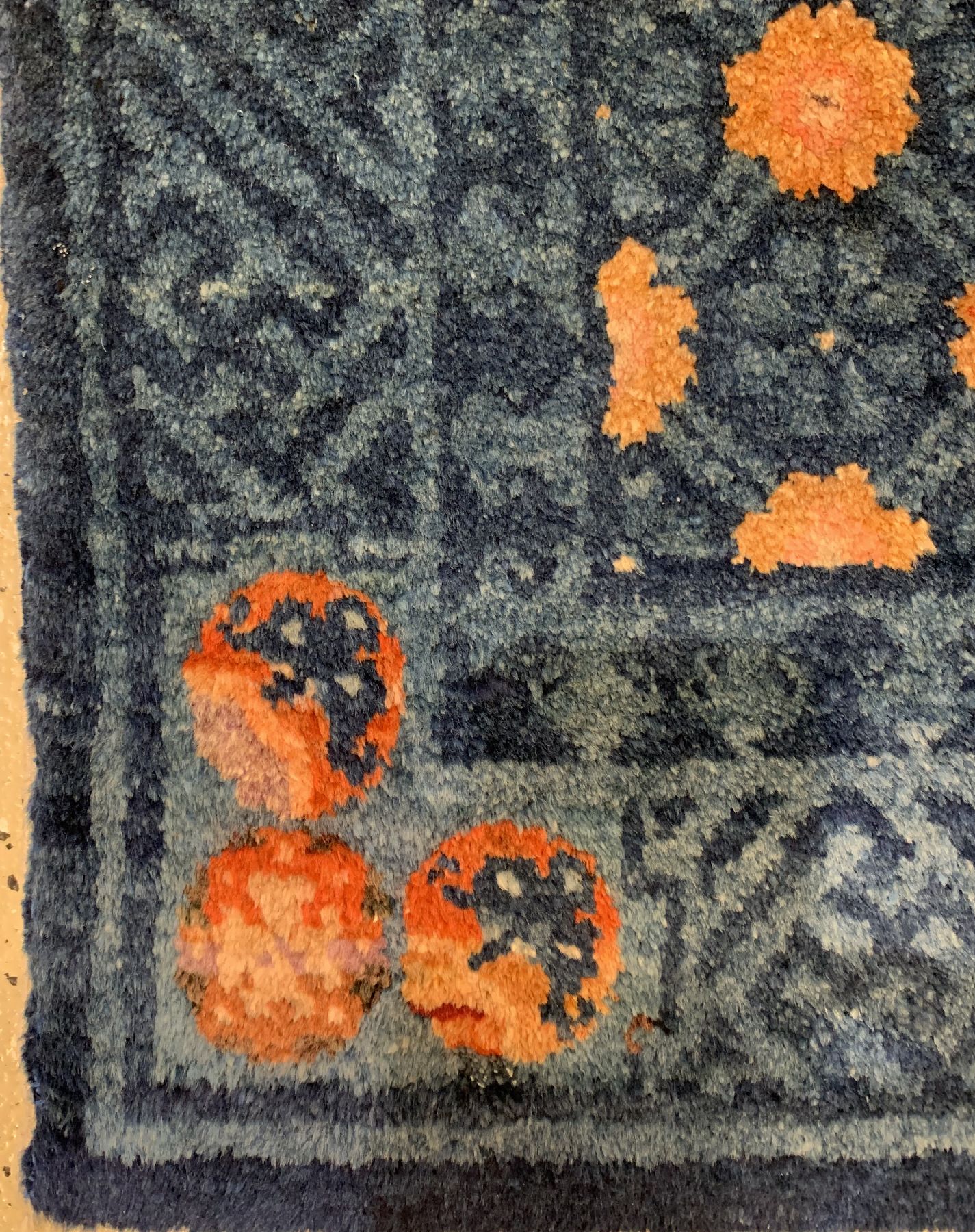 Detail b: Pao Tow antik, China, um 1910, Wolle geknüpft auf Baumwolle, ca. 123 x 60 cm, EHZ: 2(guter Zustand)