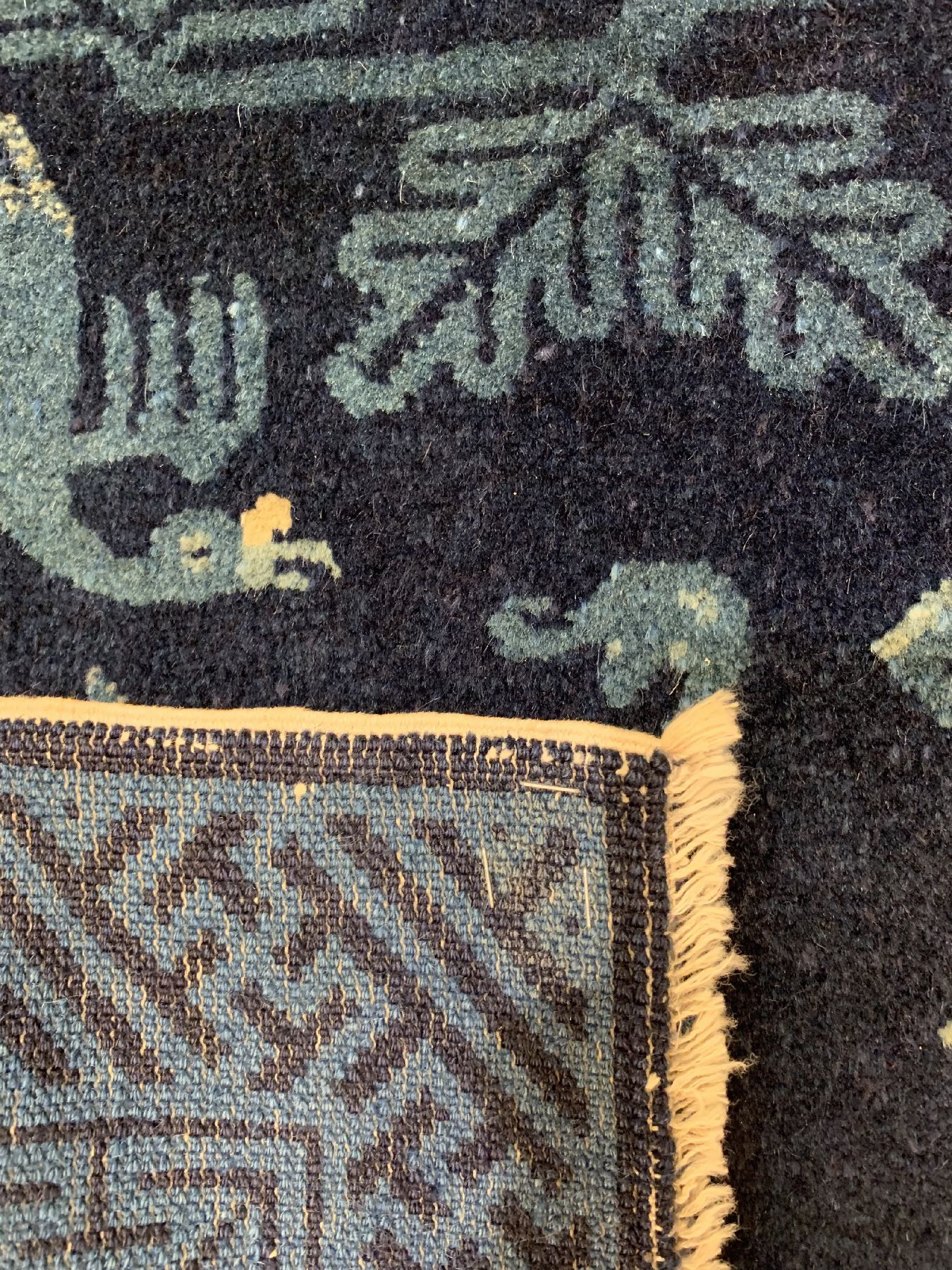 Detail b: Pao Tow antik, China, um 1910, Wolle geknüpft auf Baumwolle, ca. 117 x 60 cm, EHZ: 2(guter Zustand).