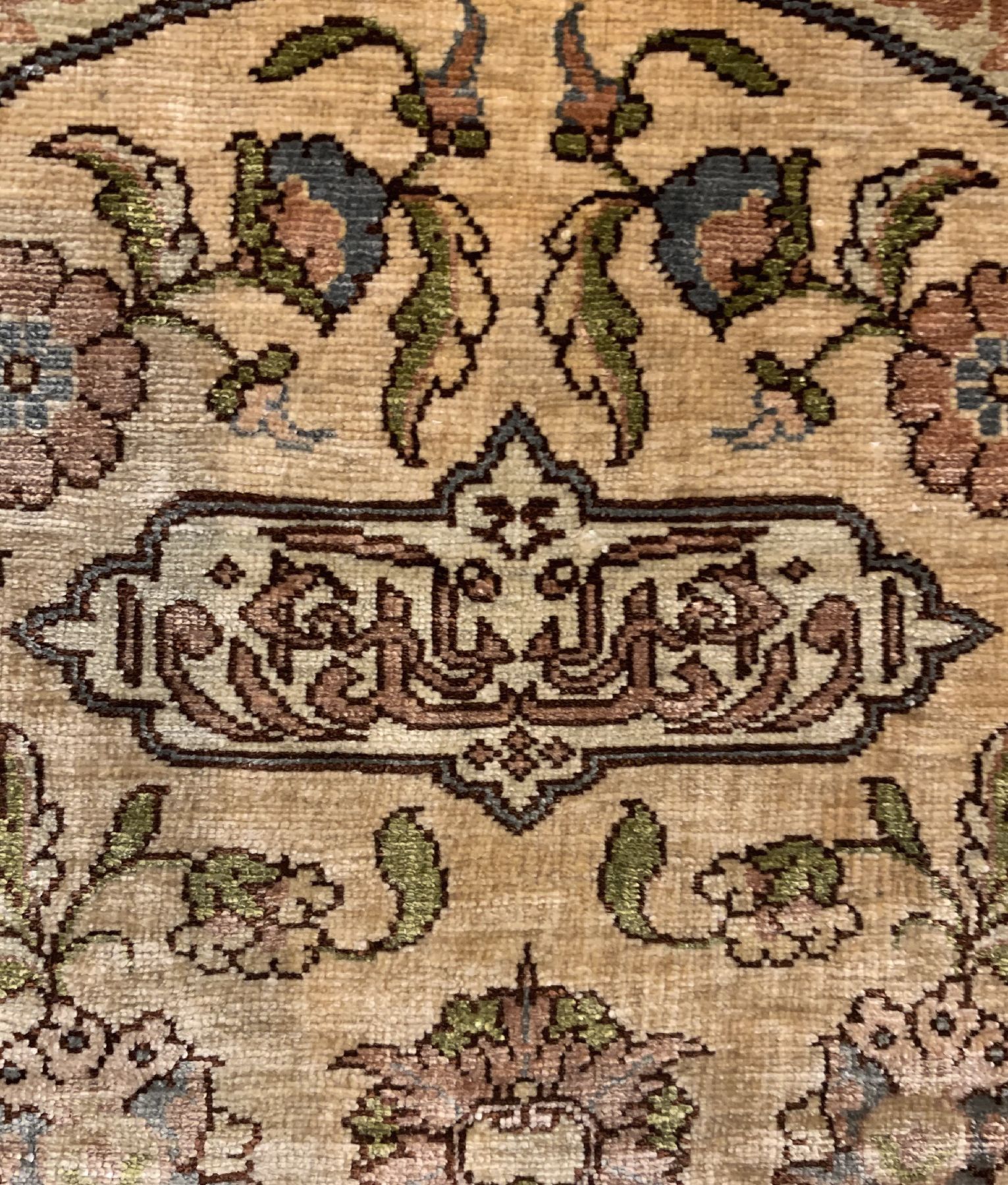 Detail b: Feiner signierter Seiden Hereke(Özipek), Türkei, um 1950, reine Naturseide, ca. 98 x 65 cm, EHZ:2(guter Zustand).
