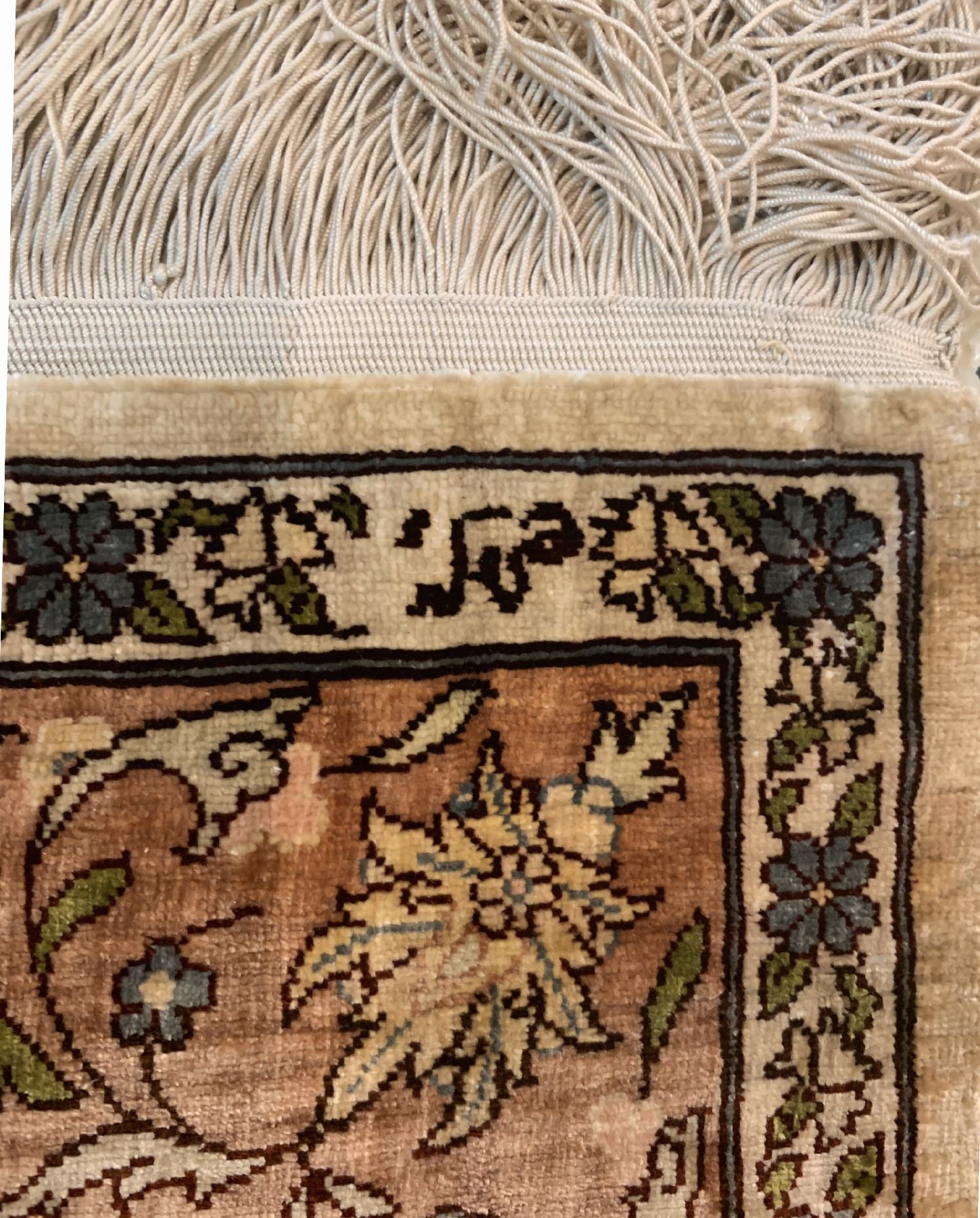 Detail c: Feiner signierter Seiden Hereke(Özipek), Türkei, um 1950, reine Naturseide, ca. 98 x 65 cm, EHZ:2(guter Zustand).