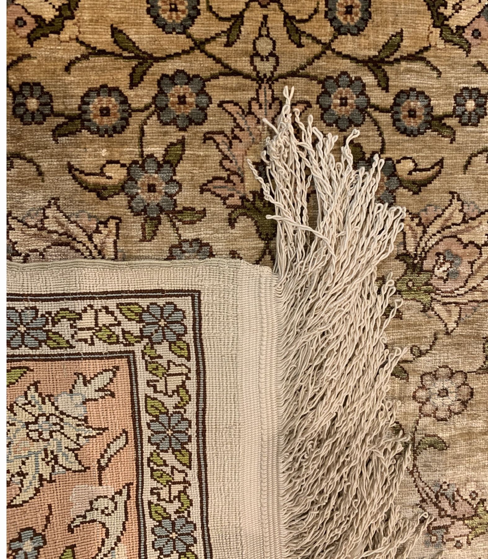 Detail d: Feiner signierter Seiden Hereke(Özipek), Türkei, um 1950, reine Naturseide, ca. 98 x 65 cm, EHZ:2(guter Zustand).