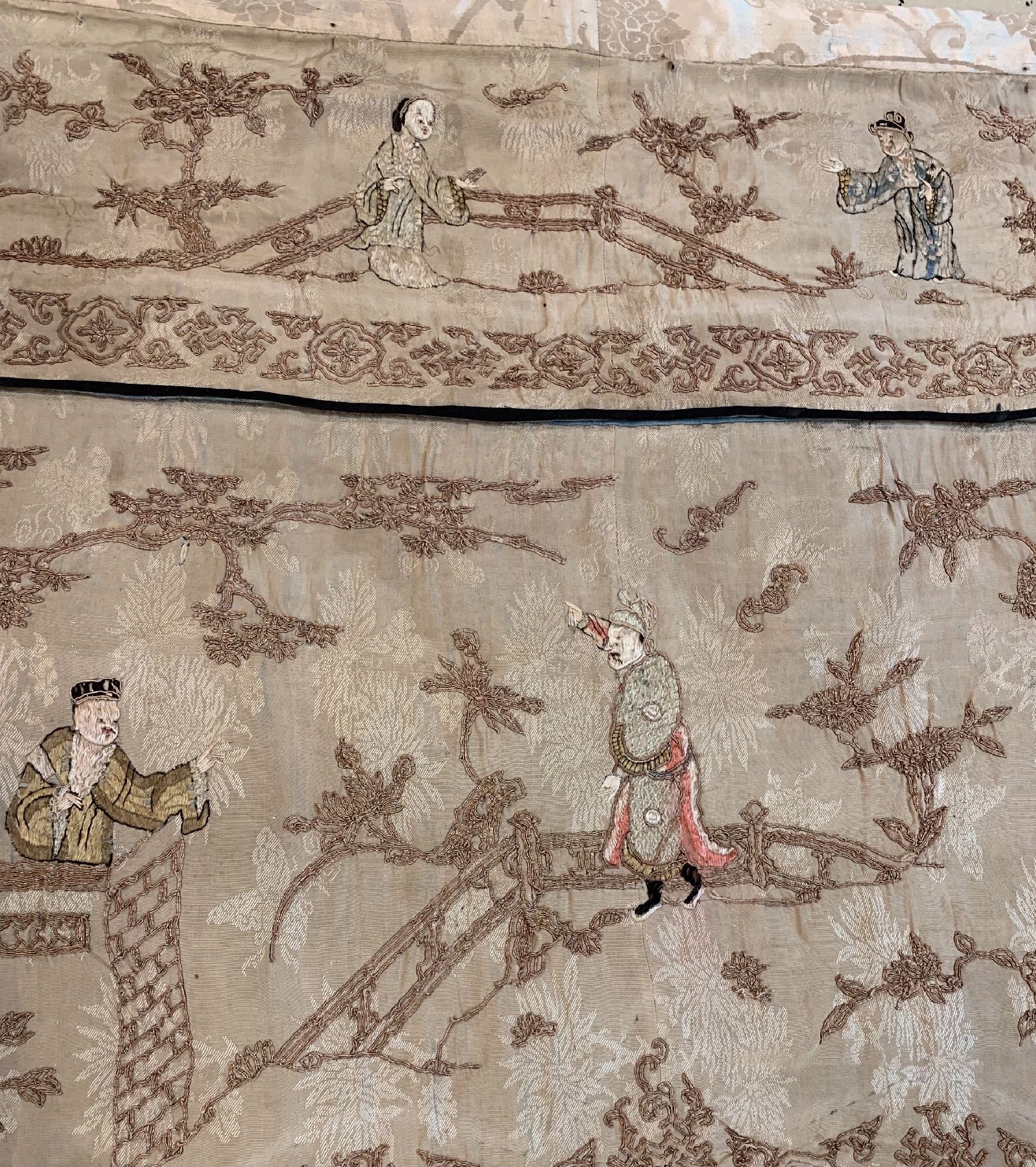 Detail b: Seidenstickerei alt, China, um 1910/1920, Seide, ca. 85 x 75 cm, EHZ: 2-3