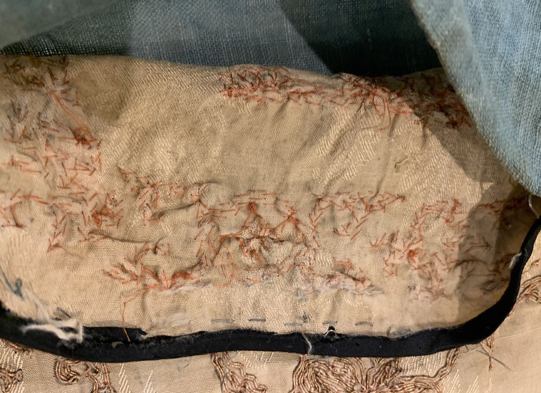 Detail e: Seidenstickerei alt, China, um 1910/1920, Seide, ca. 85 x 75 cm, EHZ: 2-3