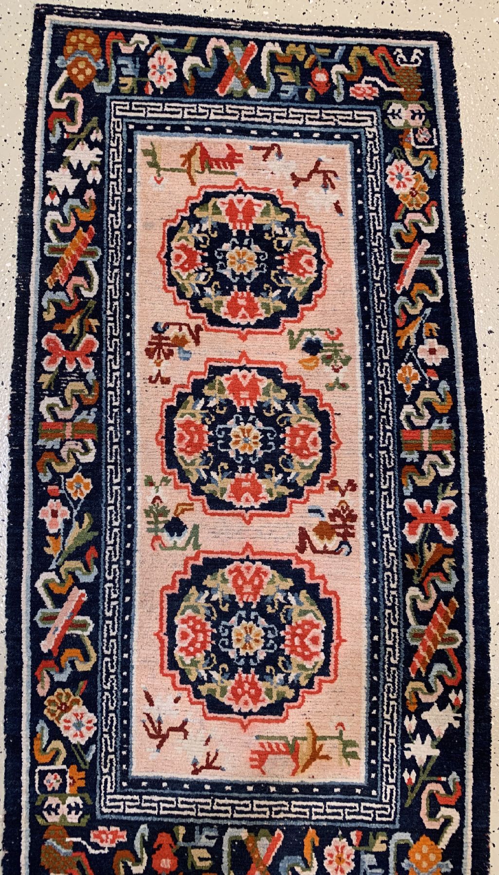 Detail a: Gyantse Khaden alt, Südtibet, um 1940, Wolle geknüpft auf Baumwolle, ca. 135 x 72 cm,EHZ: 2-3(guter Zustand).