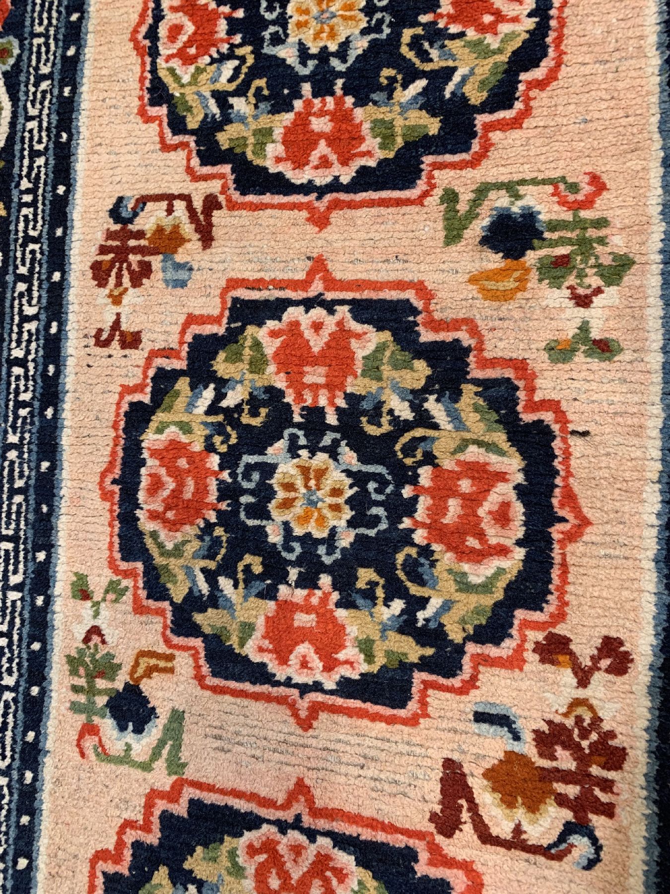 Detail b: Gyantse Khaden alt, Südtibet, um 1940, Wolle geknüpft auf Baumwolle, ca. 135 x 72 cm,EHZ: 2-3(guter Zustand).