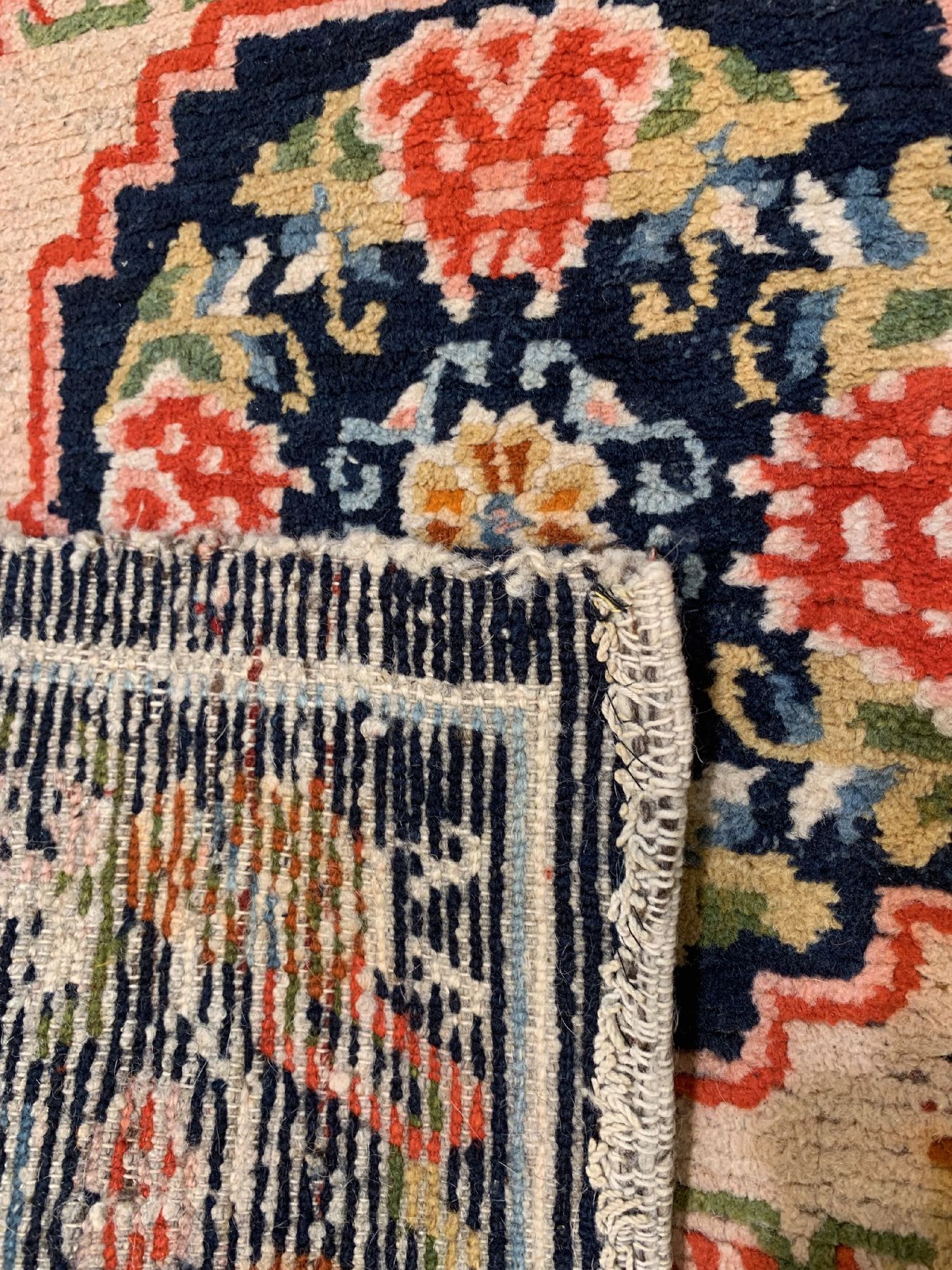 Detail d: Gyantse Khaden alt, Südtibet, um 1940, Wolle geknüpft auf Baumwolle, ca. 135 x 72 cm,EHZ: 2-3(guter Zustand).