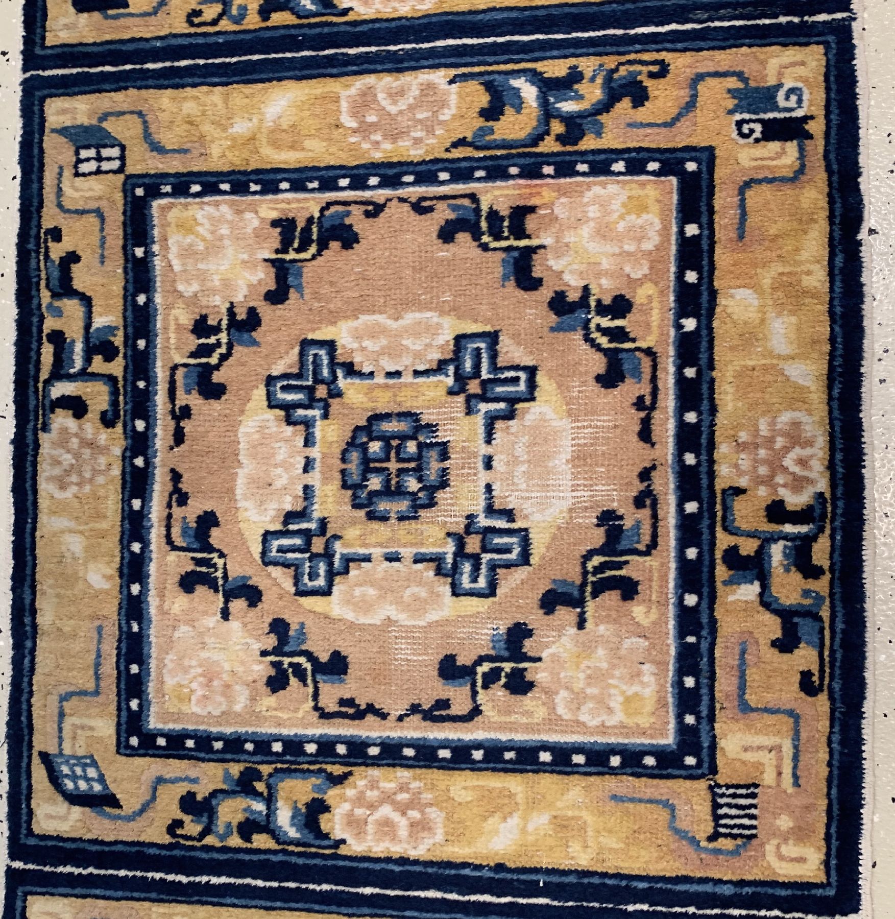 Detail b: Ning-Hsia Sitzbankteppich antik, Westchina, um 1900, Wolle geknüpft auf Baumwolle, ca. 188 x 66 cm, EHZ:3(Altersbedingt guter Zustand).