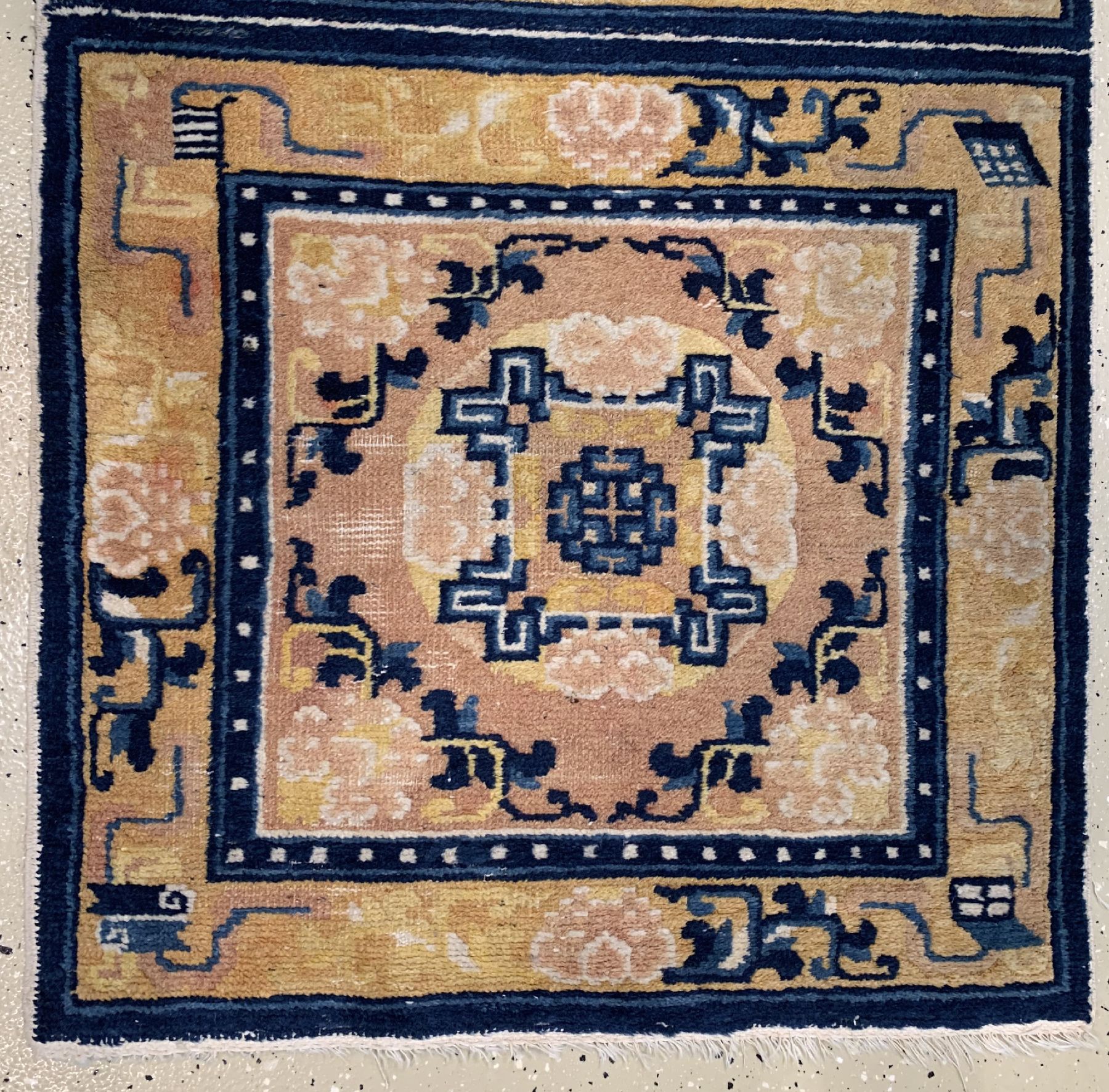 Detail c: Ning-Hsia Sitzbankteppich antik, Westchina, um 1900, Wolle geknüpft auf Baumwolle, ca. 188 x 66 cm, EHZ:3(Altersbedingt guter Zustand).