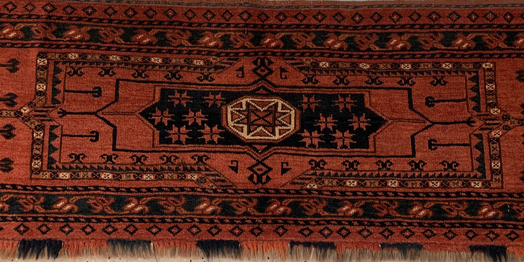 Detail b: Antiker Ersari Torba, Turkmenistan, 19 Jhd., Wolle geknüpft auf Wolle, ca. 185 x 53 cm, EHZ: 2(guter Zustand).