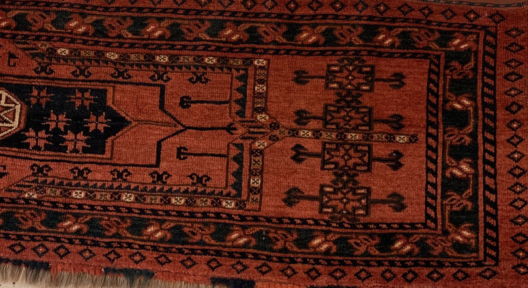 Detail c: Antiker Ersari Torba, Turkmenistan, 19 Jhd., Wolle geknüpft auf Wolle, ca. 185 x 53 cm, EHZ: 2(guter Zustand).