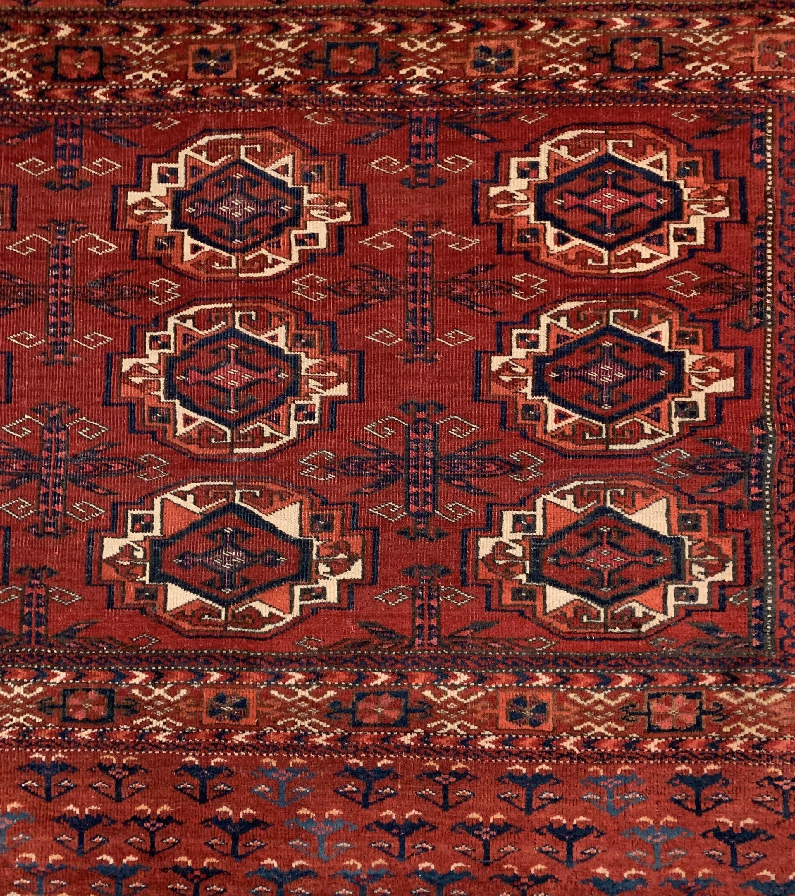 Detail a: Antiker Ersari Tschowal, Turkmenistan, 19 Jhd., Wolle geknüpft auf Wolle, ca. 95 x 74 cm, EHZ:(Fragment)