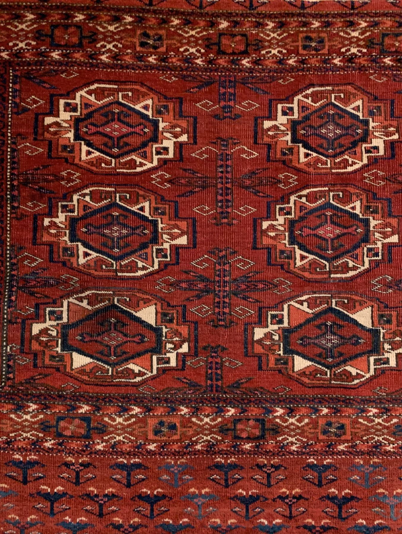 Detail b: Antiker Ersari Tschowal, Turkmenistan, 19 Jhd., Wolle geknüpft auf Wolle, ca. 95 x 74 cm, EHZ:(Fragment)