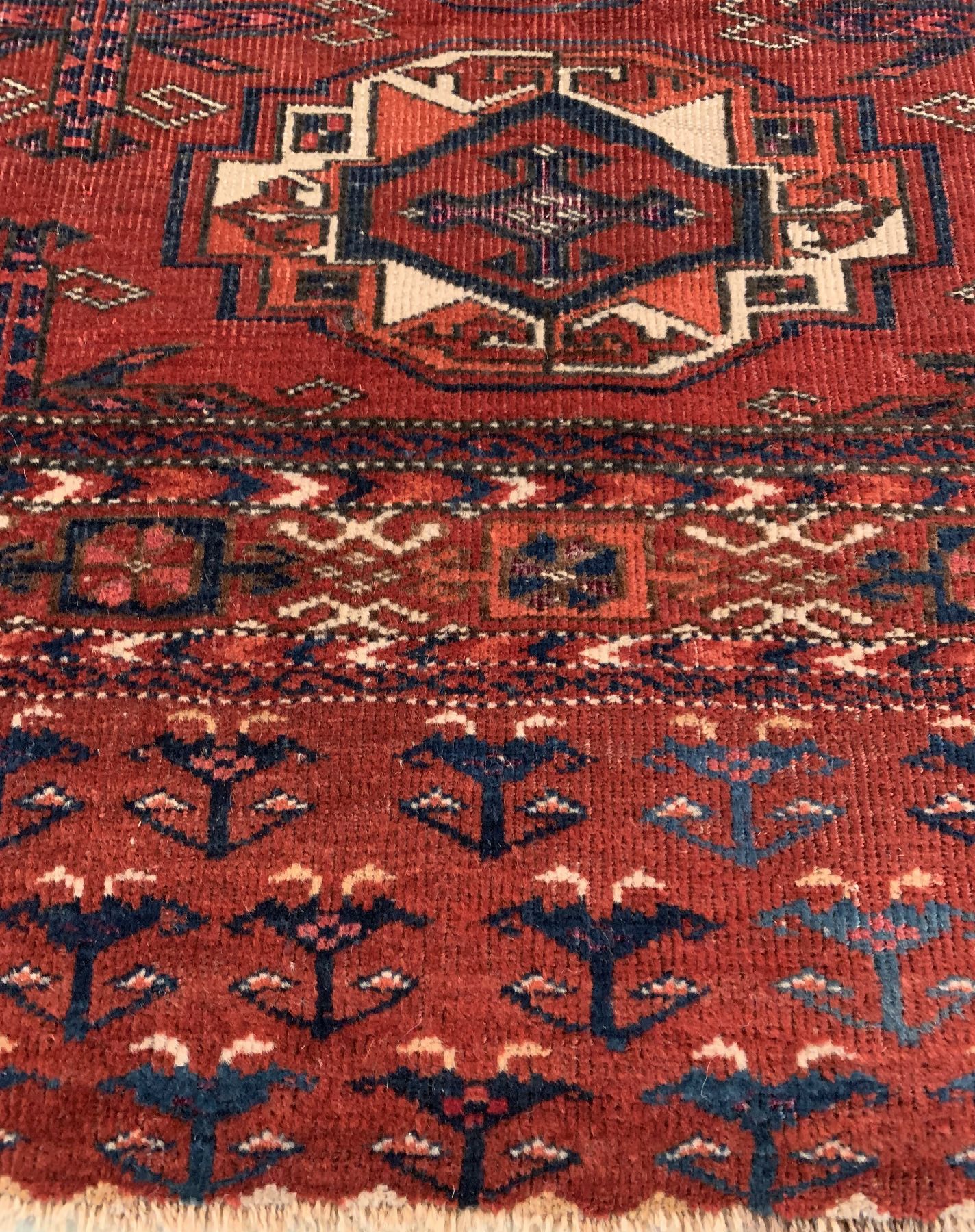 Detail c: Antiker Ersari Tschowal, Turkmenistan, 19 Jhd., Wolle geknüpft auf Wolle, ca. 95 x 74 cm, EHZ:(Fragment)