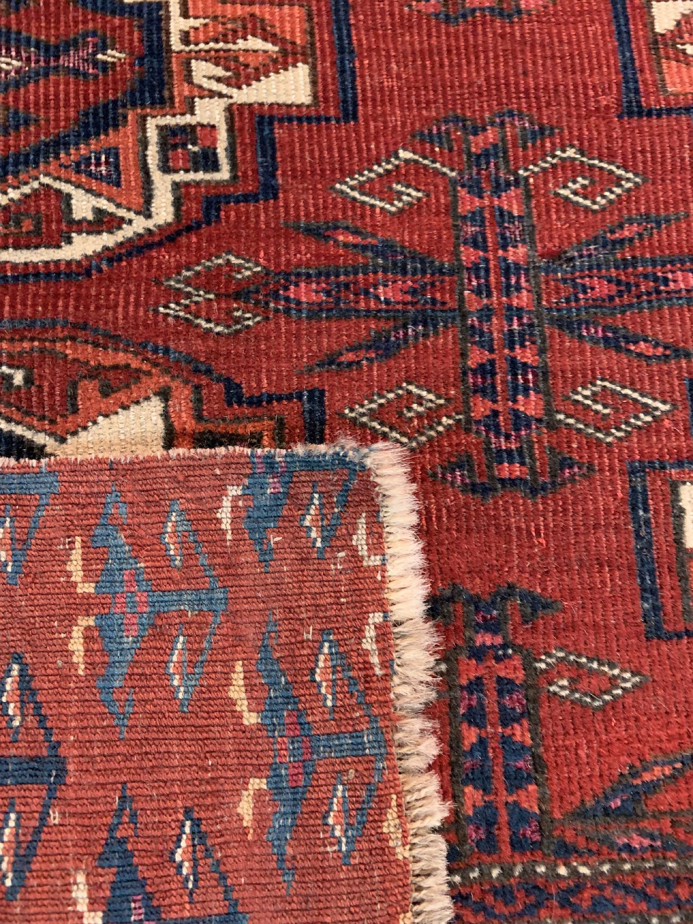 Detail d: Antiker Ersari Tschowal, Turkmenistan, 19 Jhd., Wolle geknüpft auf Wolle, ca. 95 x 74 cm, EHZ:(Fragment)